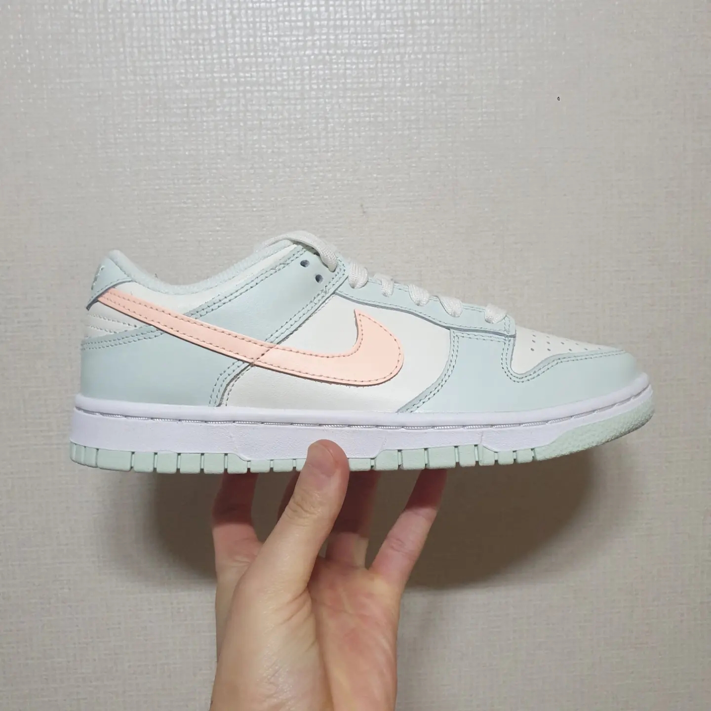 (W) Nike Dunk Low Barely Green 착용 스타일 - 2