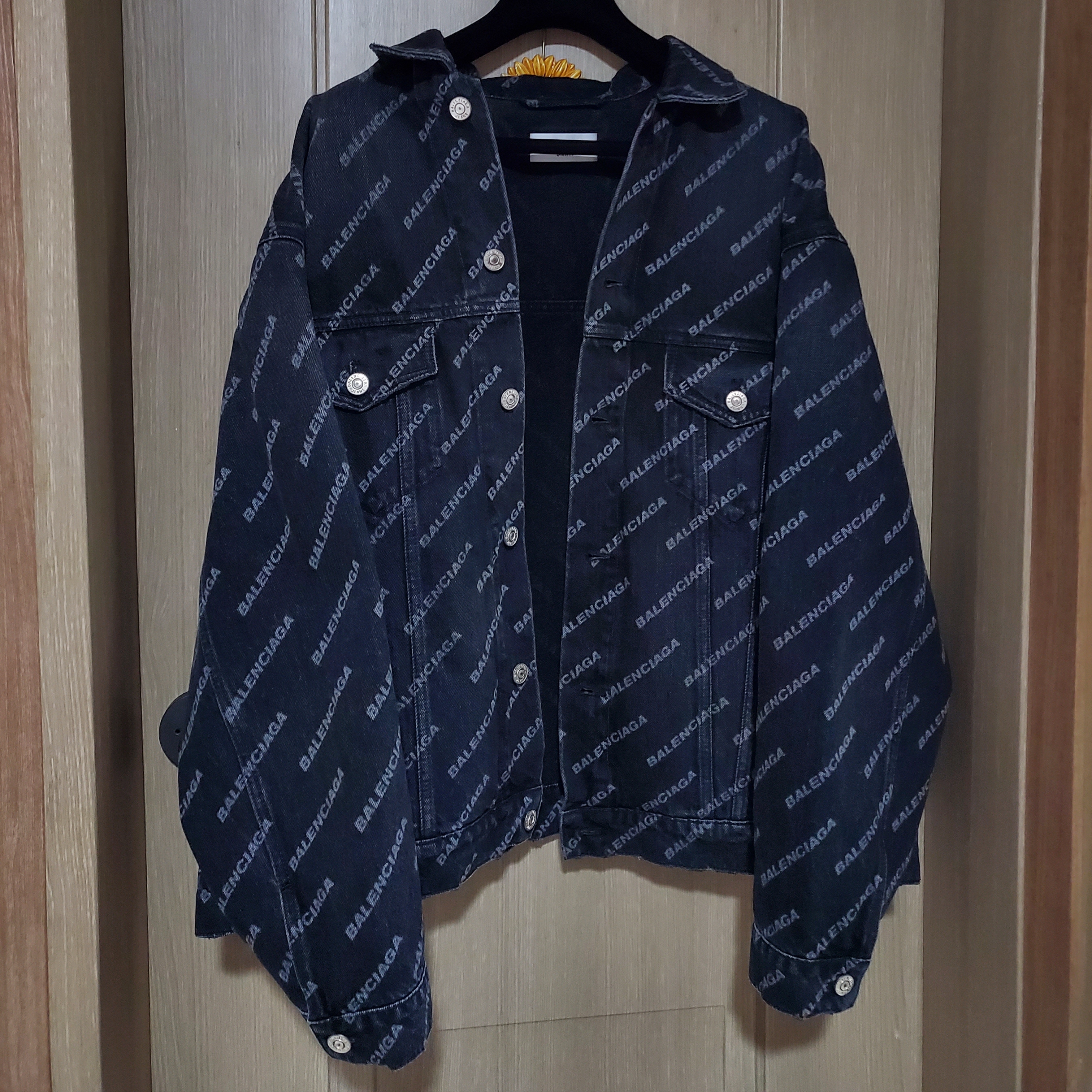 Balenciaga Year of the Tiger Typo Large Fit Japanese Denim Jacket Black 착용 스타일