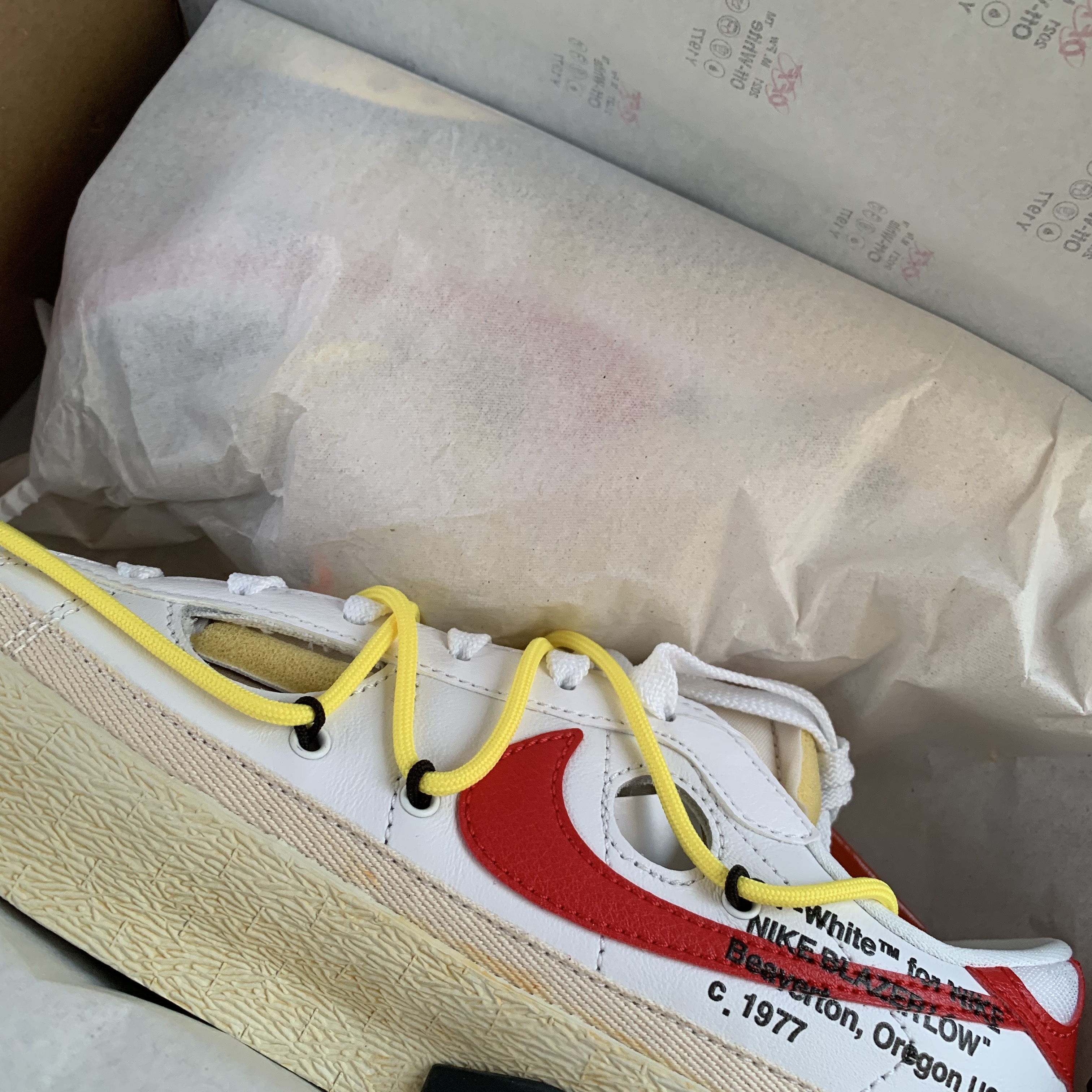 Nike x Off-White Blazer Low '77 White and University Red 착용 스타일
