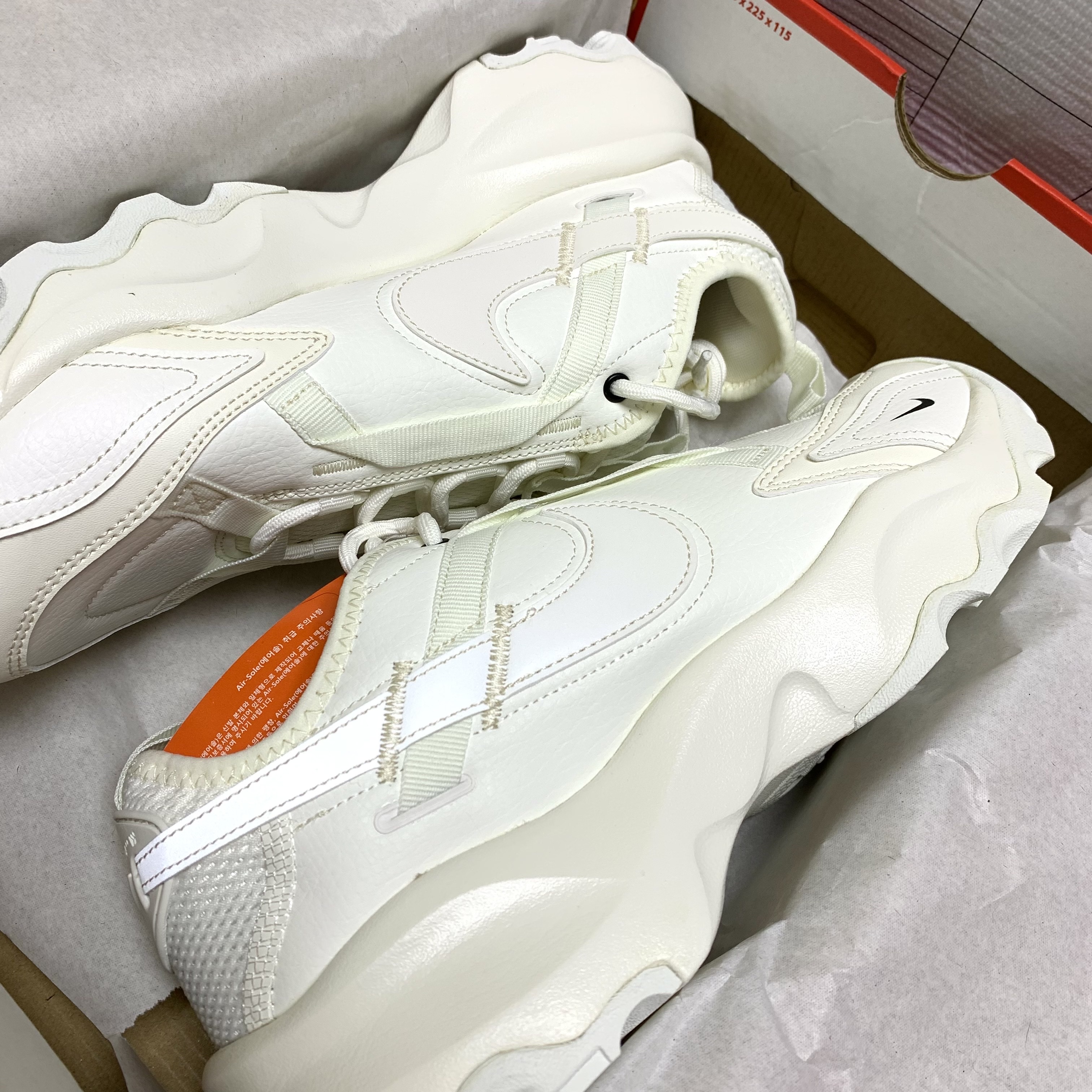 (W) Nike TC 7900 Summit White 착용 스타일