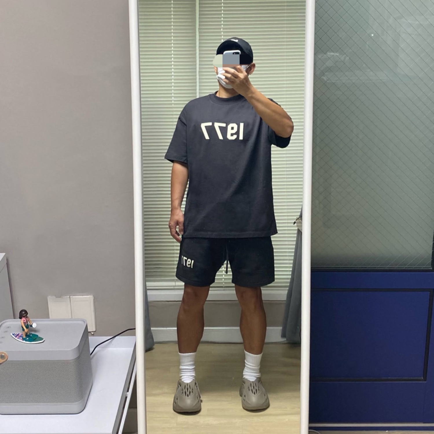 Essentials 1977 T-Shirt Iron - 22SS, Essentials 1977 Shorts Iron - 22SS 착용 스타일