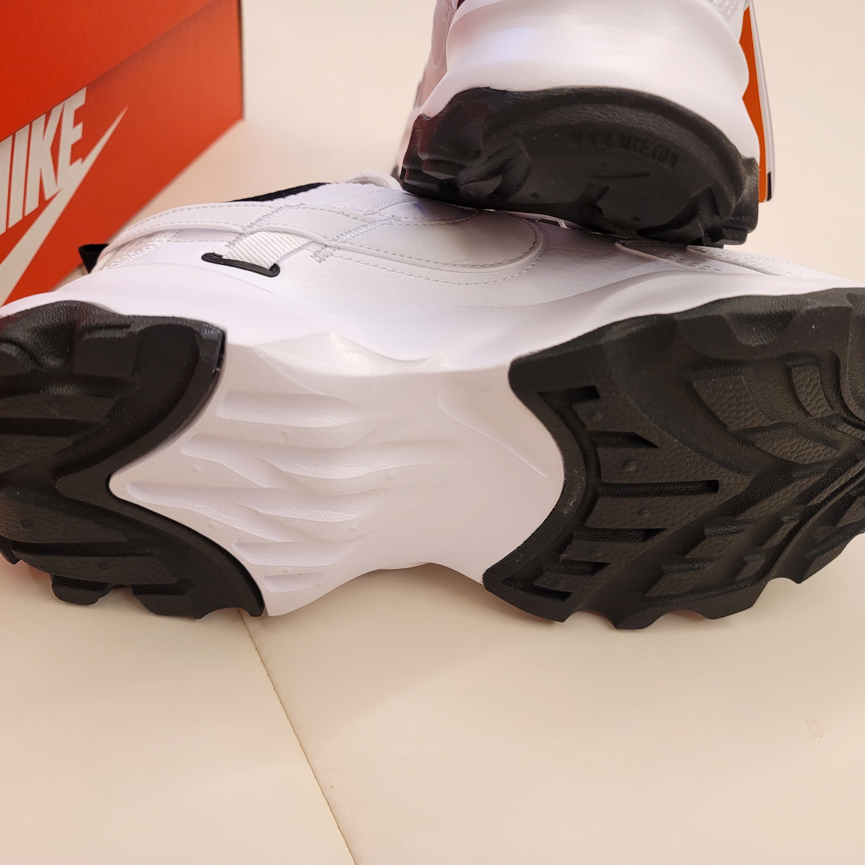 (W) Nike TC 7900 White Black 착용 스타일 - 3