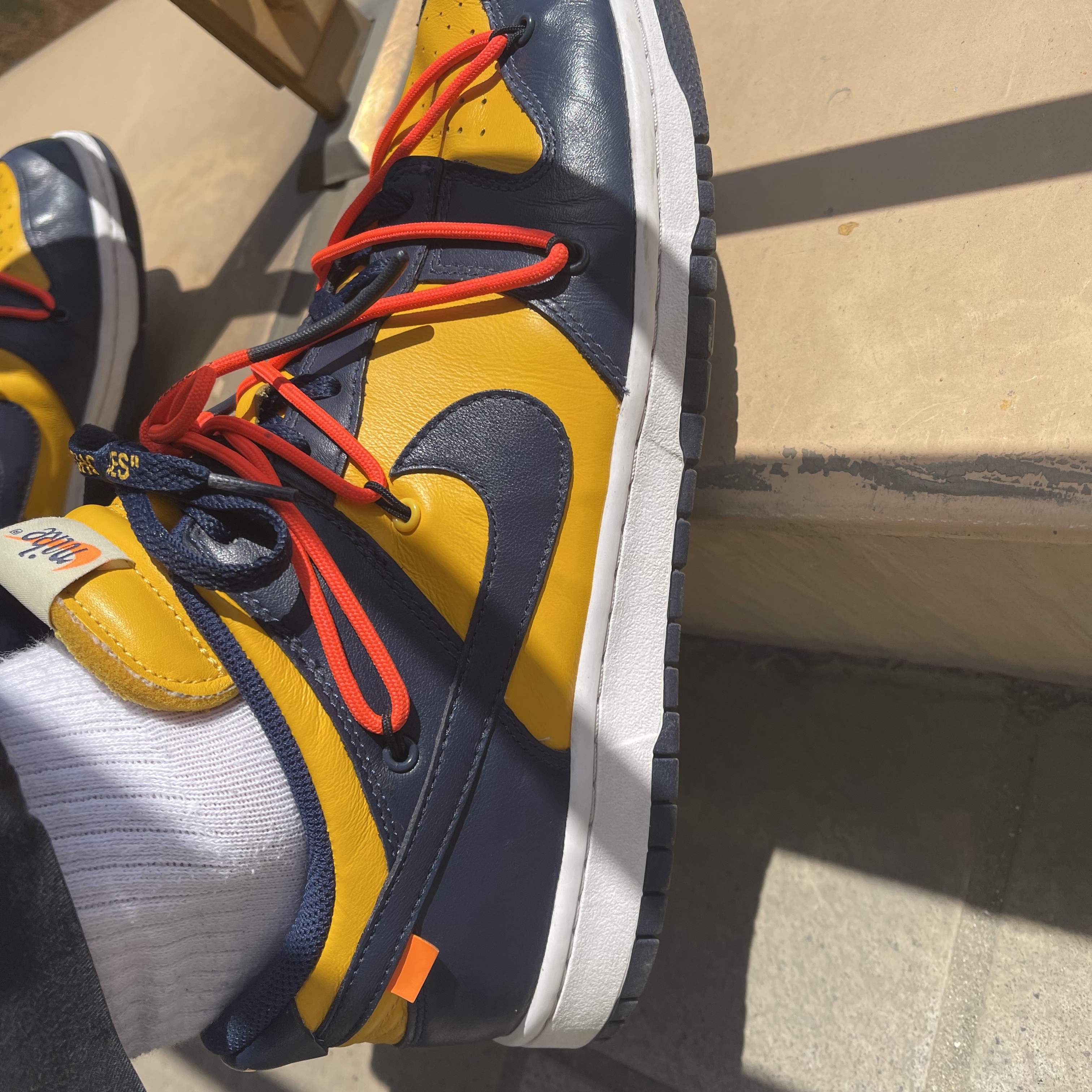 Nike x Off-White Dunk Low University Gold Midnight Navy 착용 스타일 - 1