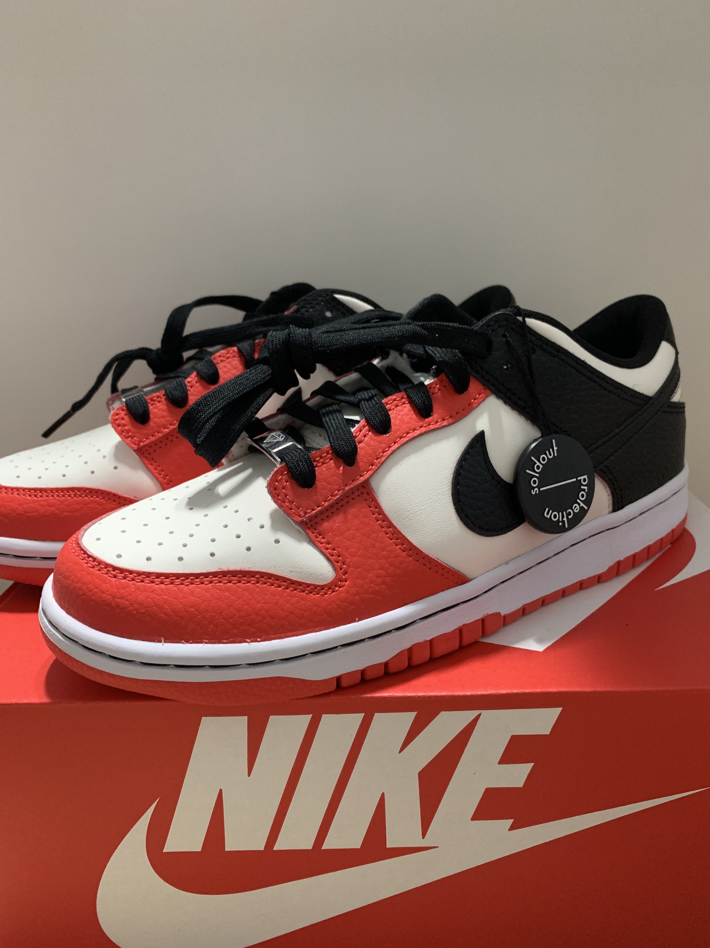 (GS) Nike x NBA Dunk Low Black and Chile Red 착용 스타일 - 1