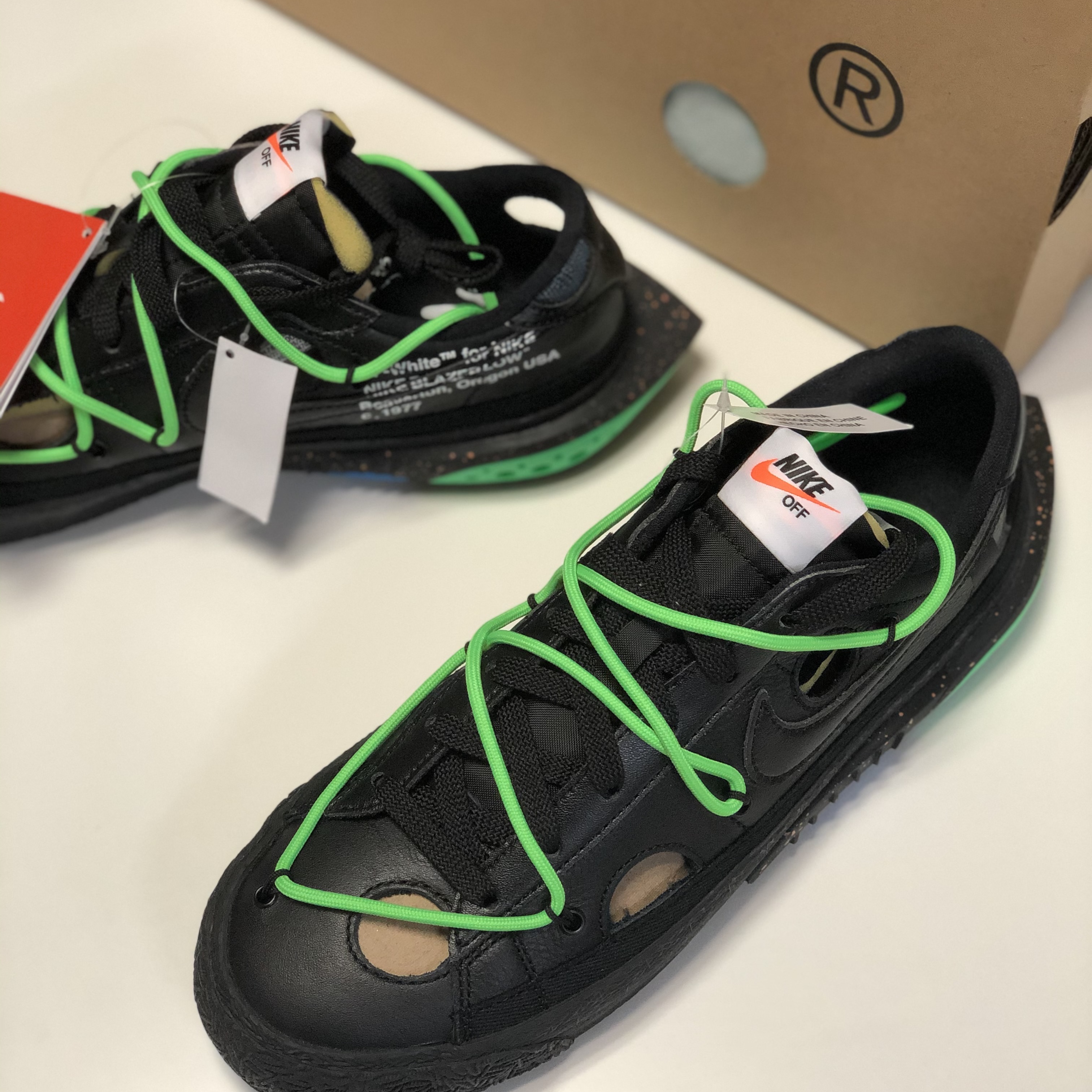 Nike x Off-White Blazer Low '77 Black and Electro Green 착용 스타일 - 2
