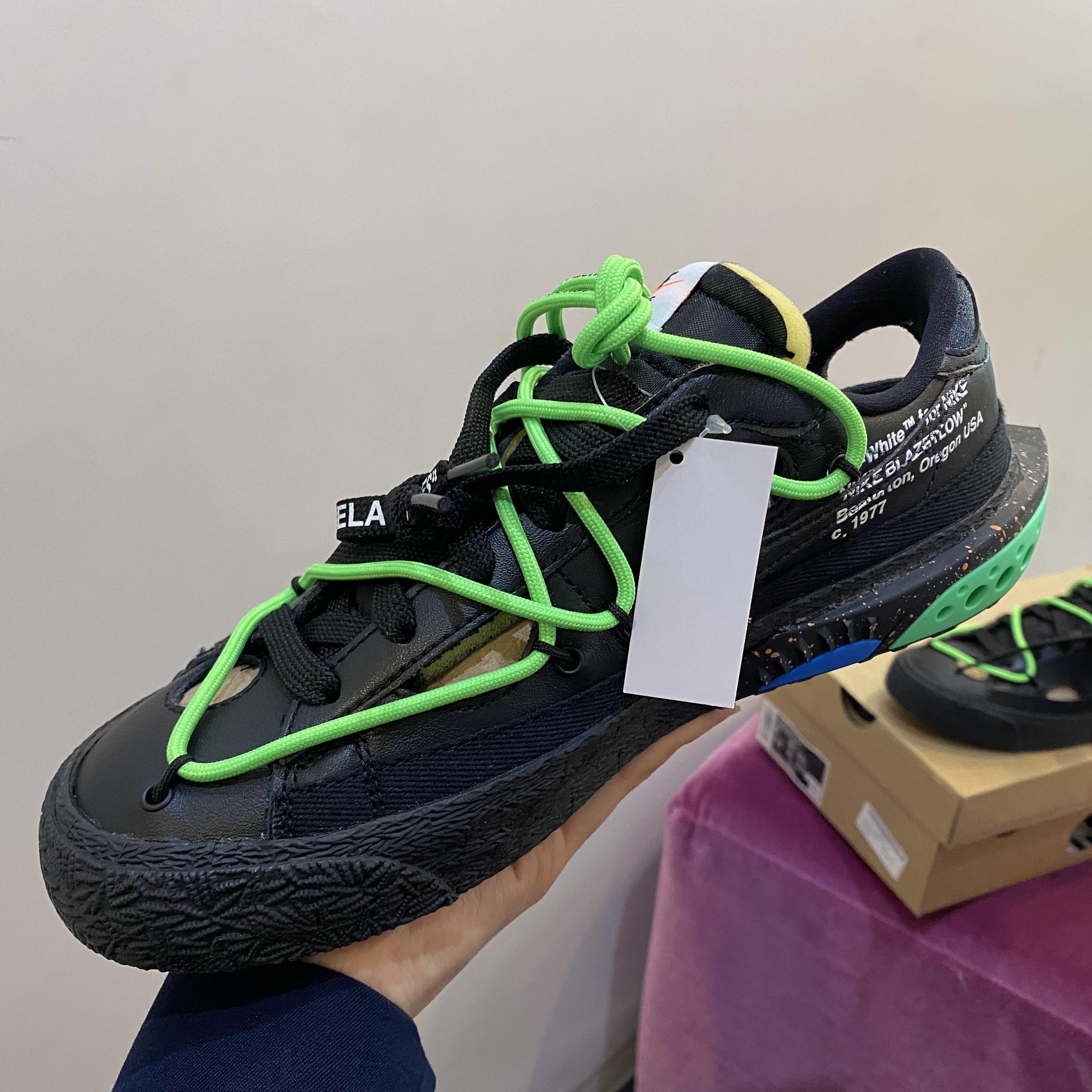 Nike x Off-White Blazer Low '77 Black and Electro Green 착용 스타일 - 3