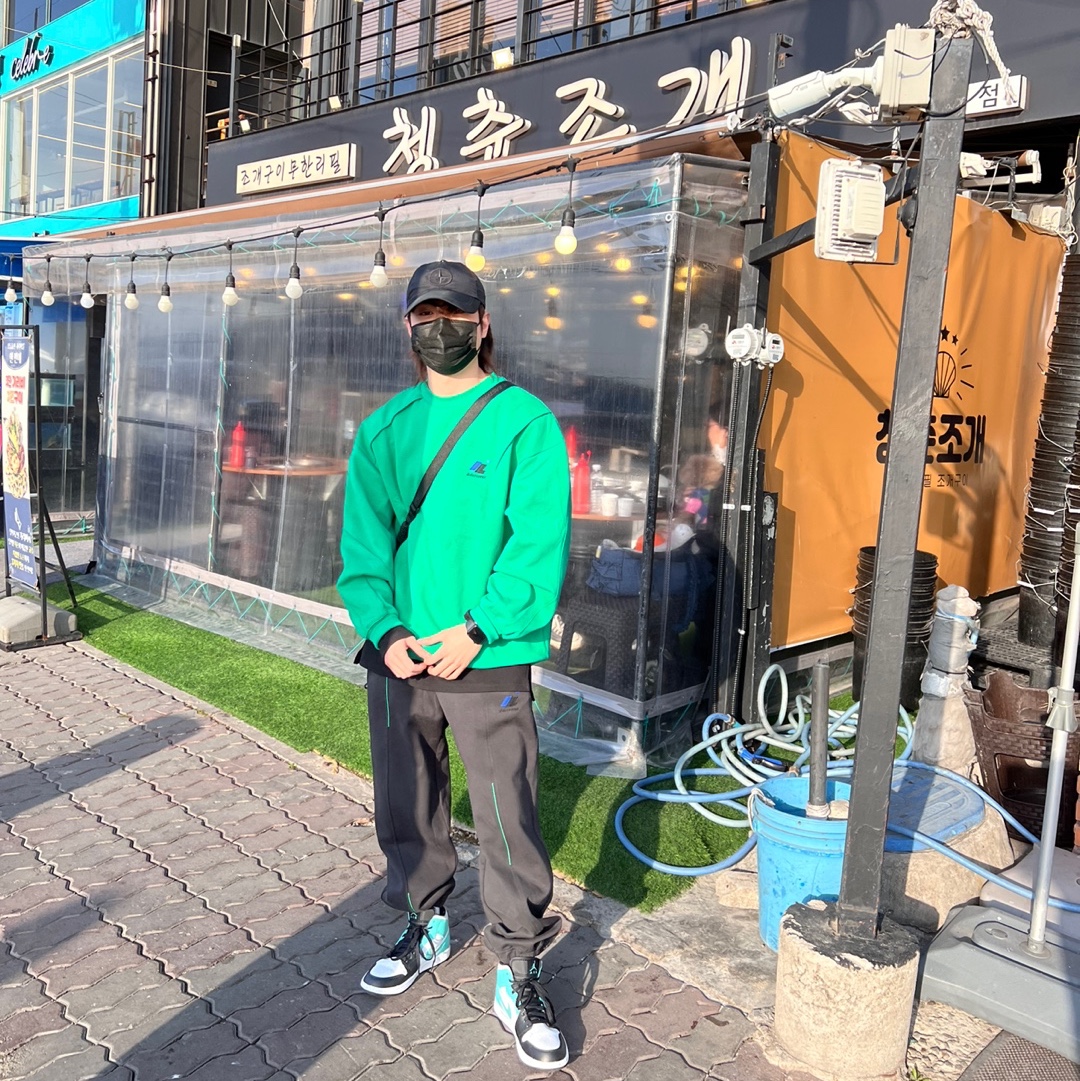 Ader Error x Eastpak Shoulder Bag Black, Zara x Ader Error Oversize Sweatshirt Green 착용 스타일 - 3