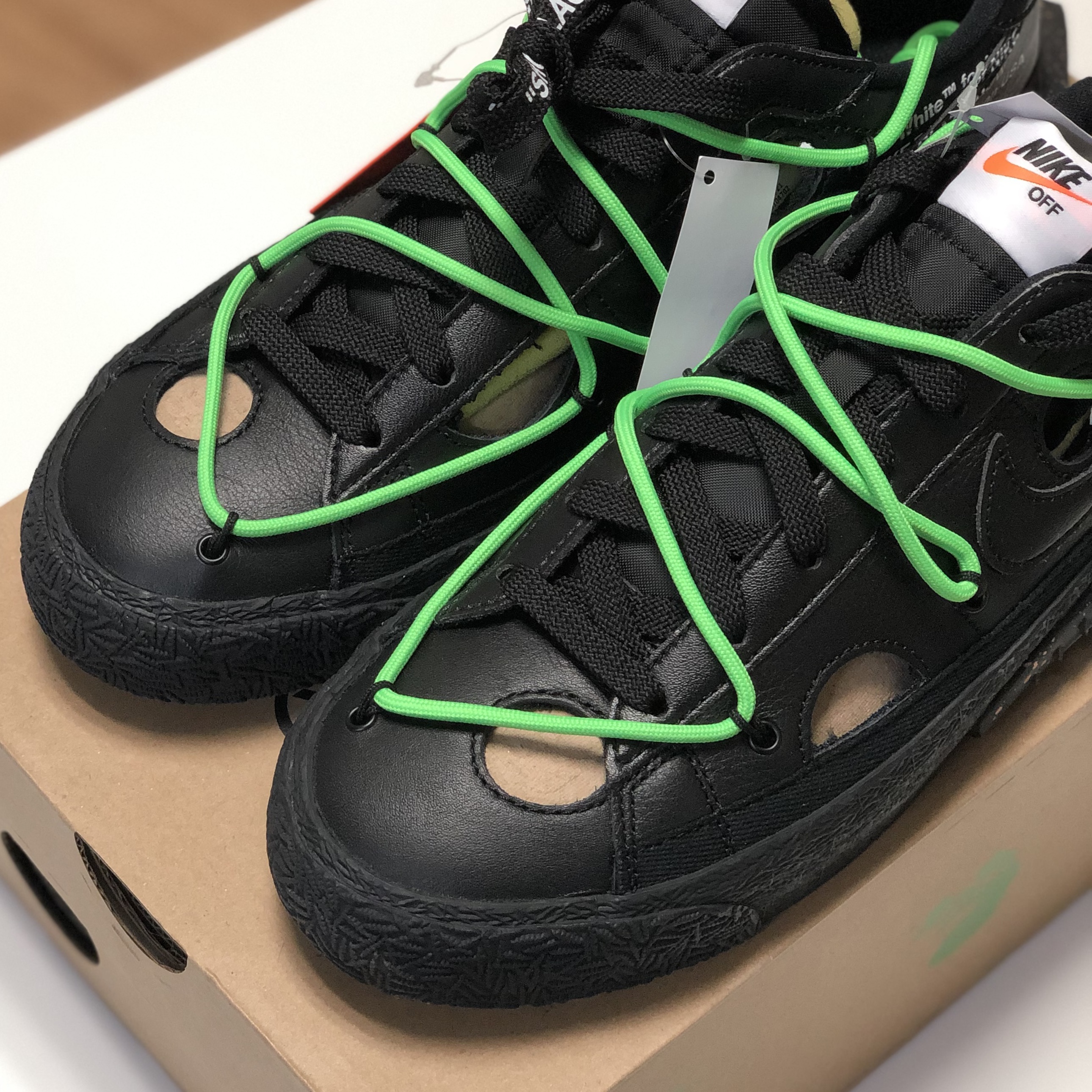 Nike x Off-White Blazer Low '77 Black and Electro Green 착용 스타일 - 1