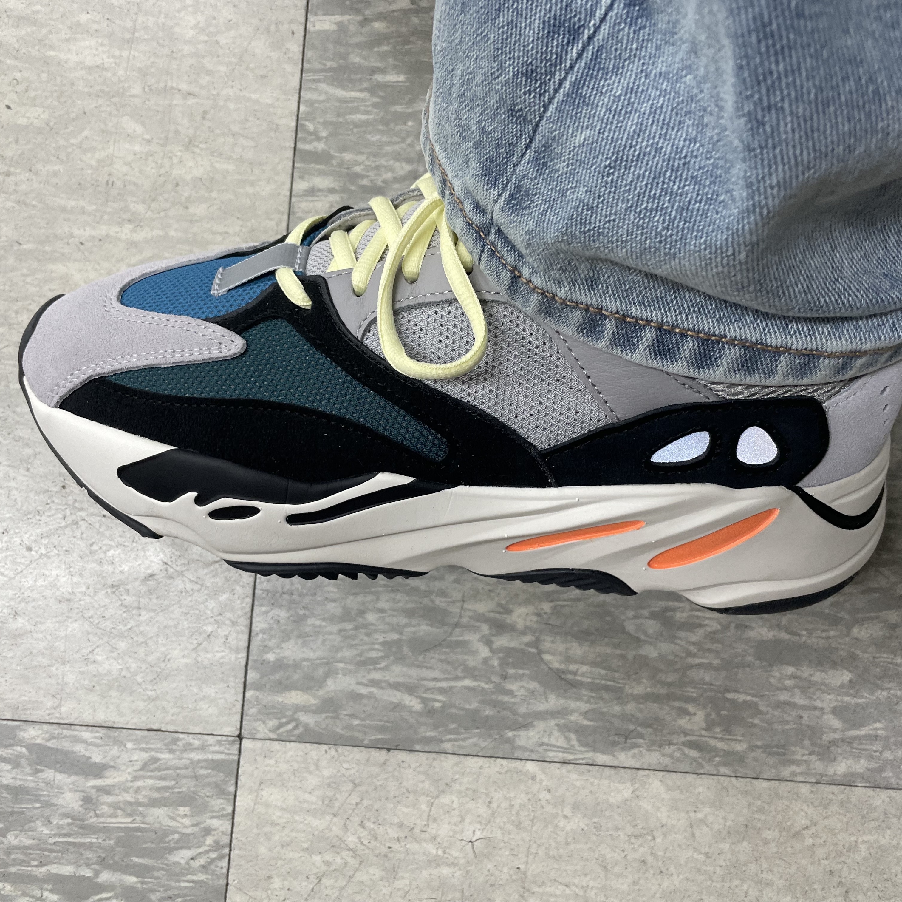 Adidas Yeezy Boost 700 Wave Runner Solid Grey 2021/2022 착용 스타일 - 3