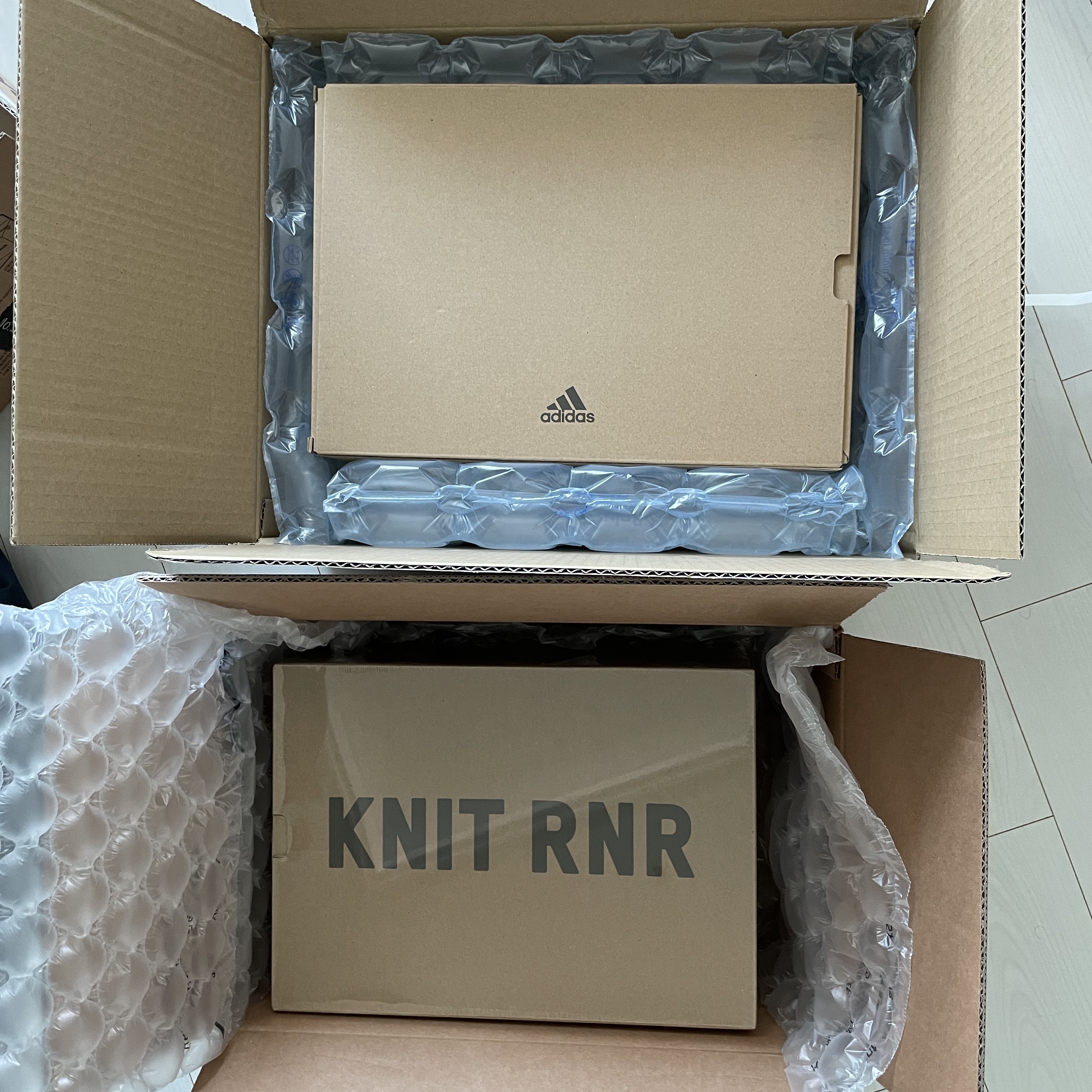 Adidas Yeezy Knit RNR Stone Carbon 착용 스타일 - 4