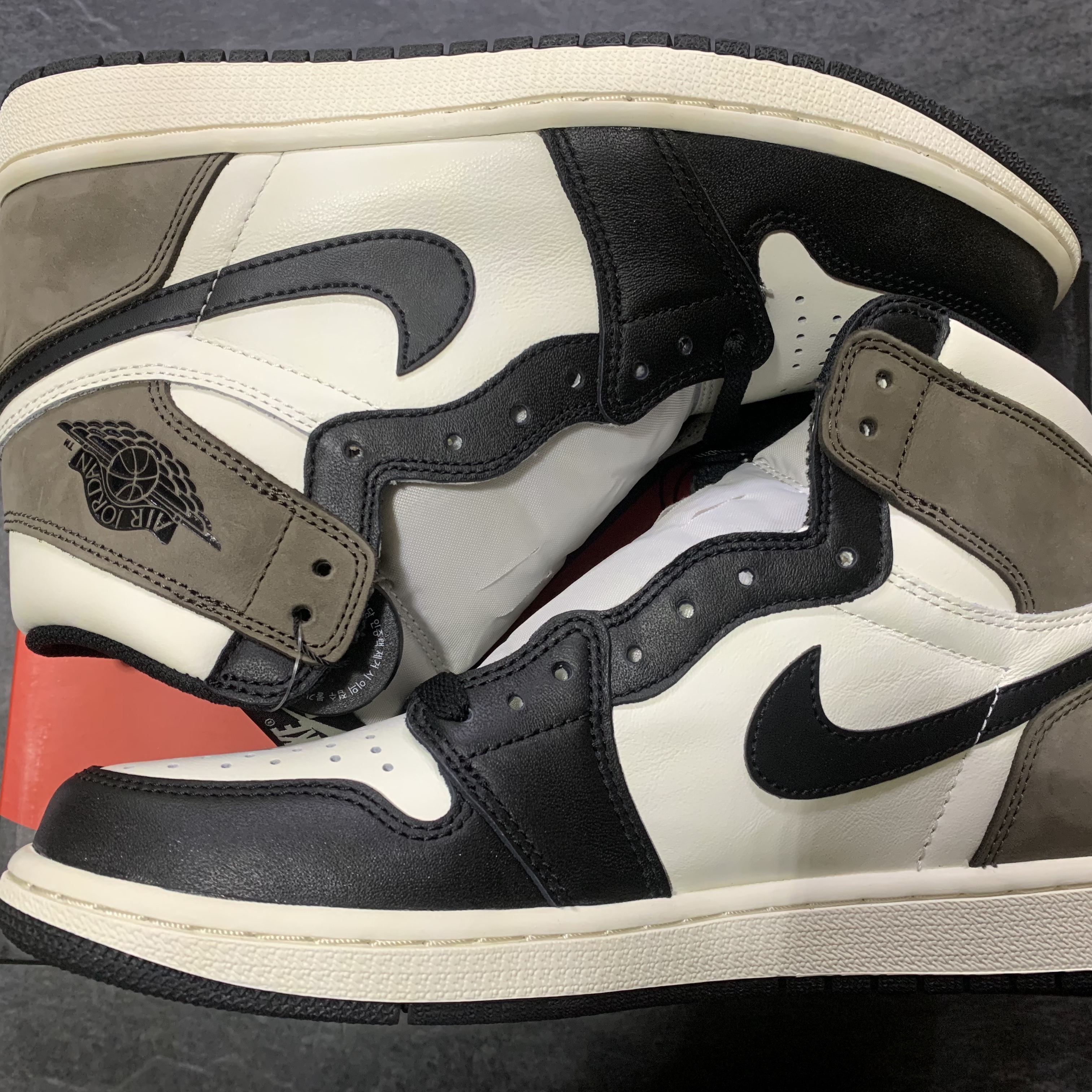 Jordan 1 Retro High OG Black Mocha 착용 스타일