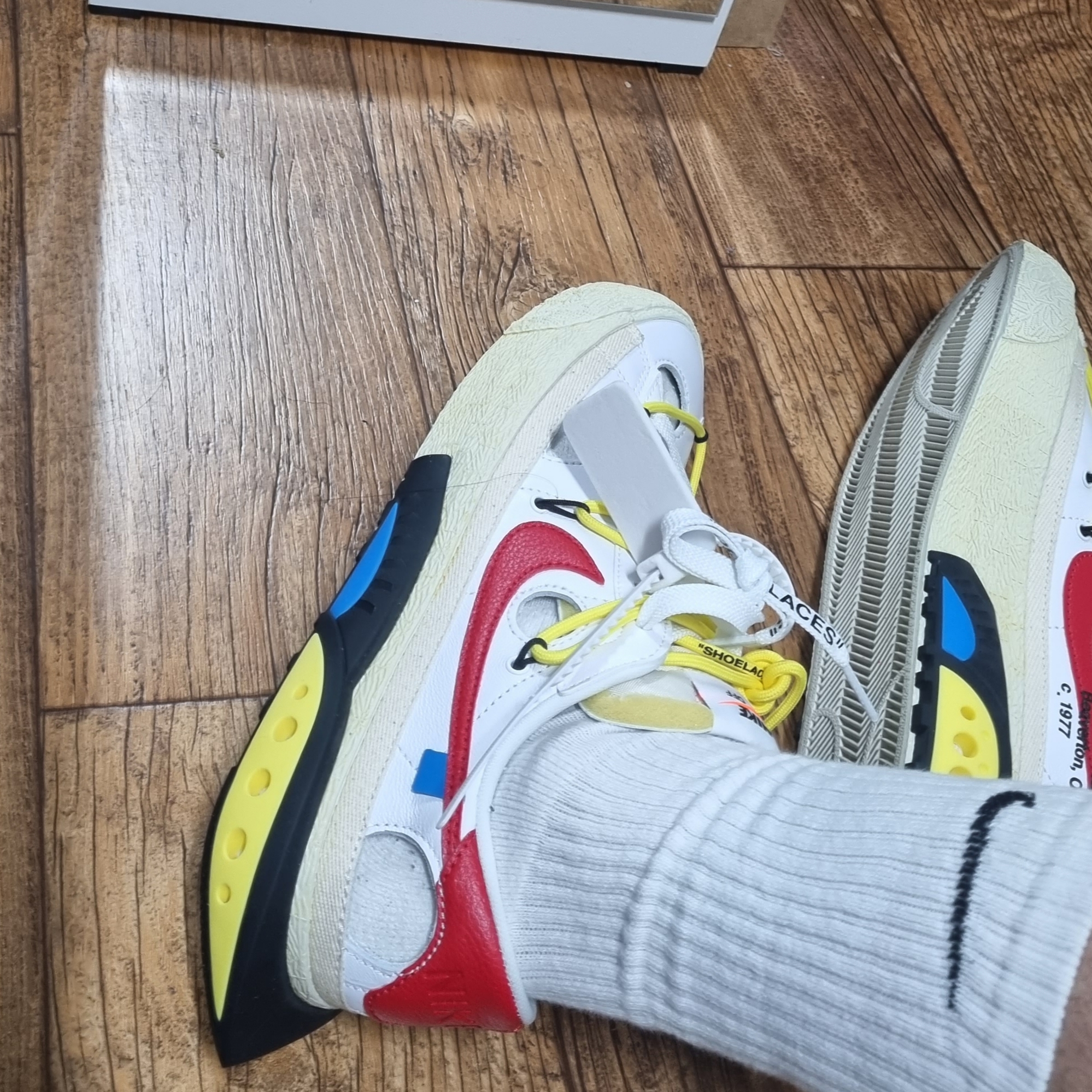 Nike x Off-White Blazer Low '77 White and University Red 착용 스타일 - 2