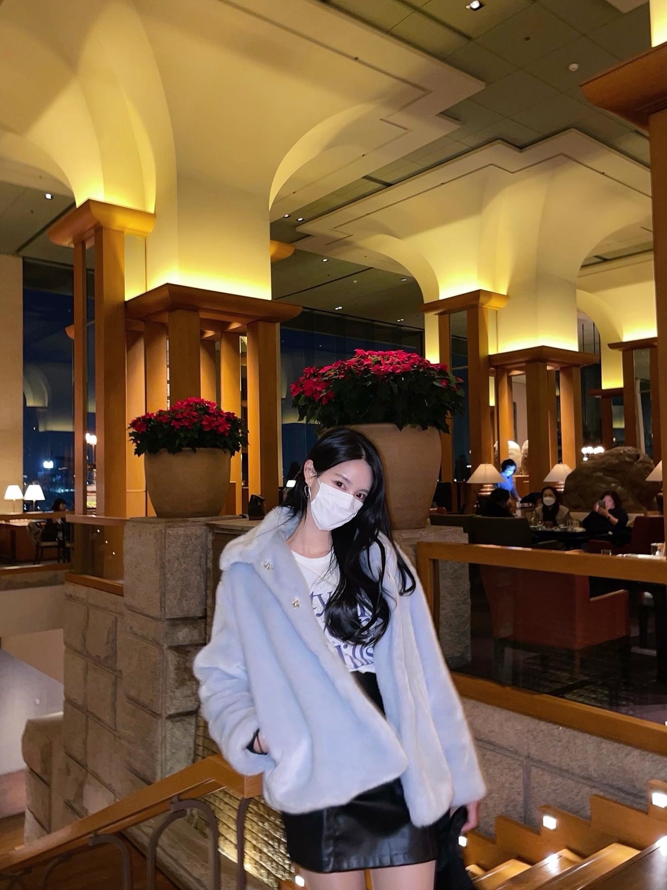 (W) Jordan 1 Mid Wolf Grey, Gucci GG Marmont Matelasse Small Top Handle Bag Black 착용 스타일 - 2