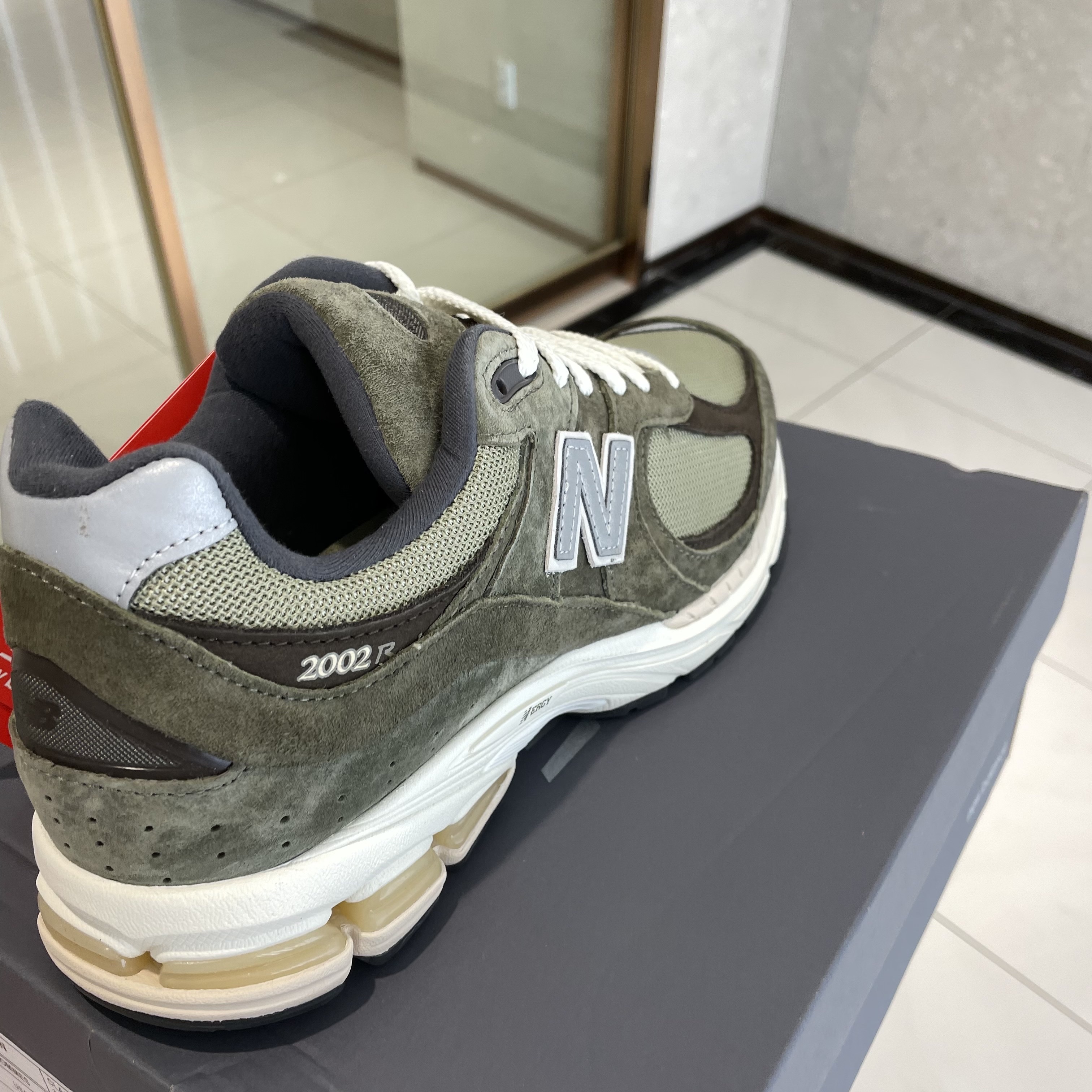 New Balance 2002R Special Vintage Khaki 착용 스타일 - 2
