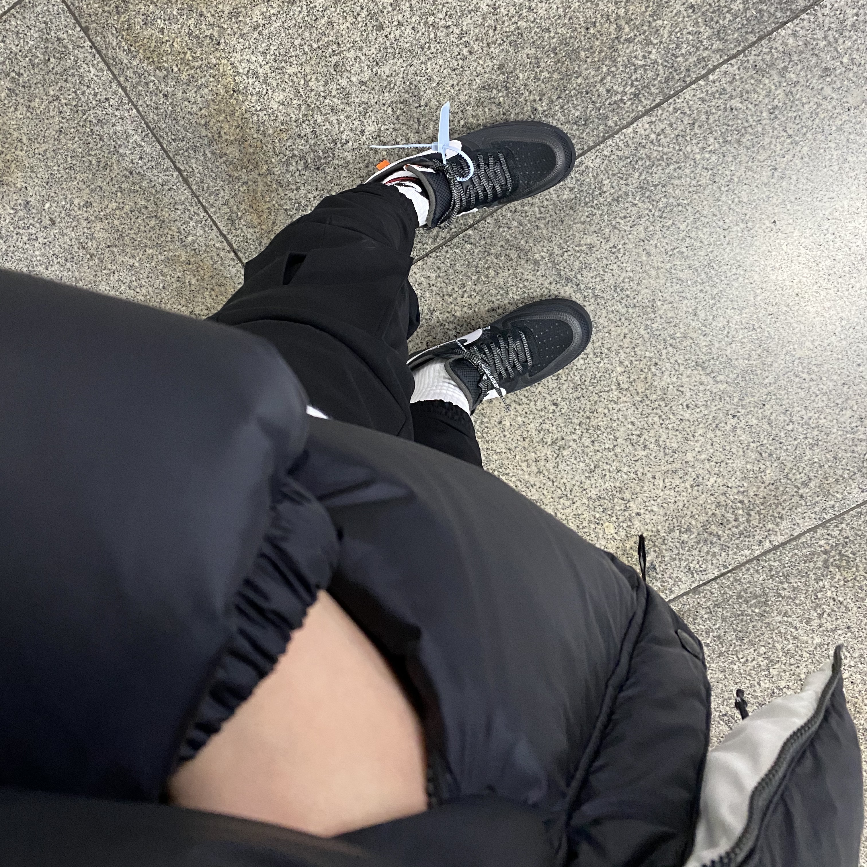 Nike x Off-White Air Force 1 Low Black White 착용 스타일 - 1