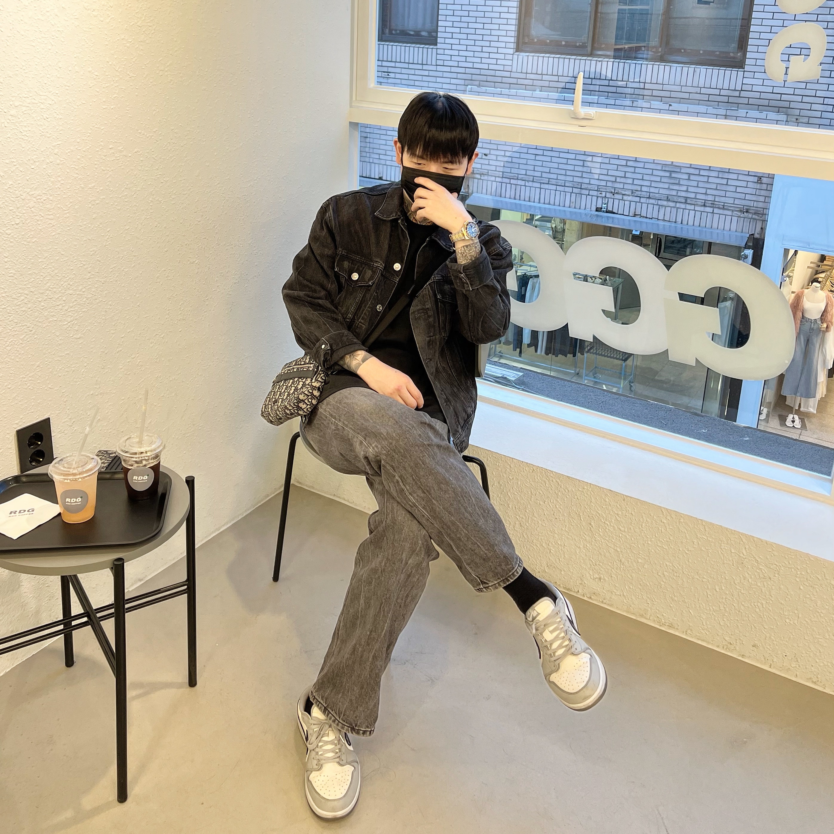 Jordan 1 x Dior Low OG, Dior Safari Messenger Bag Beige & Black Dior Oblique Jacquard 착용 스타일