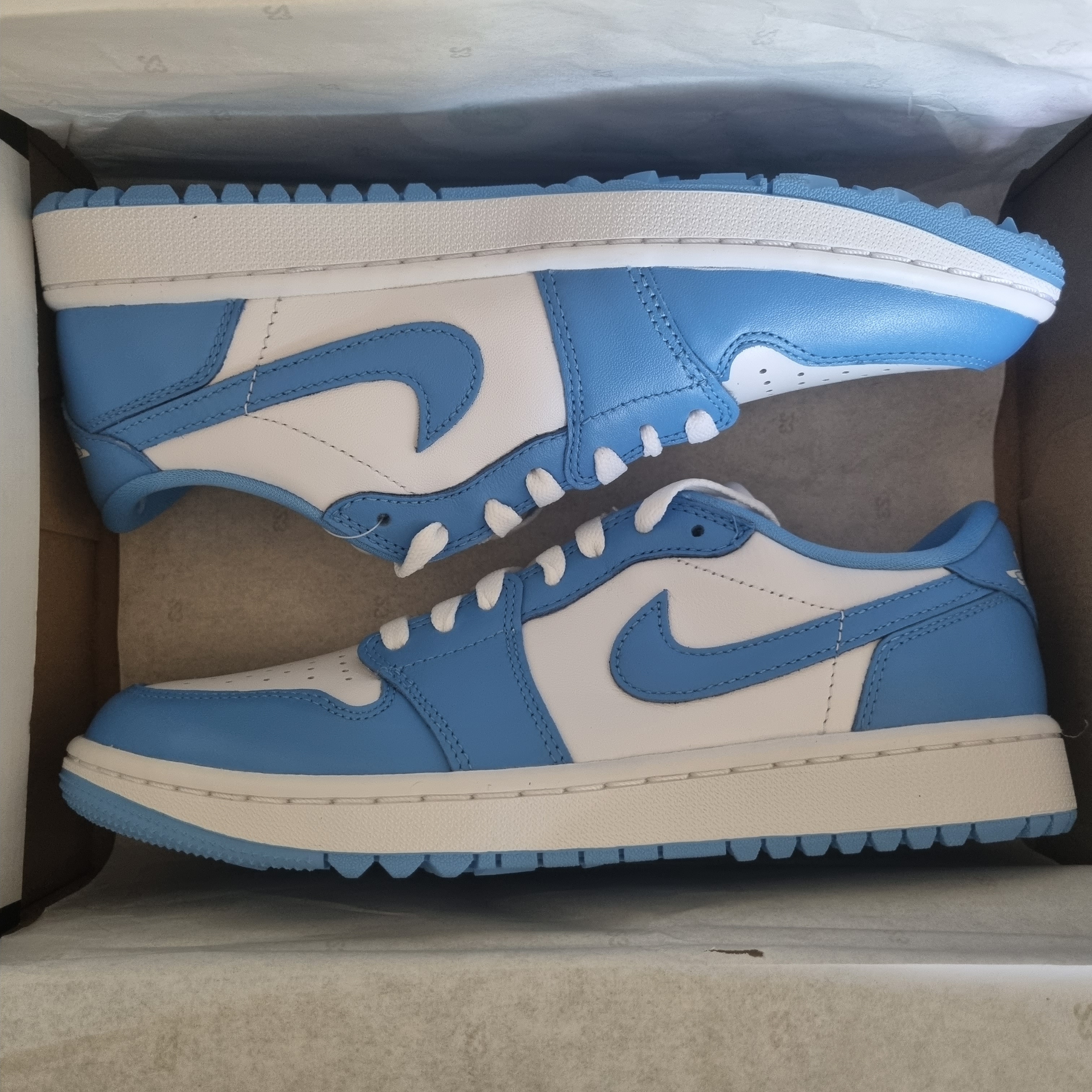 Jordan 1 Low Golf White and University Blue 착용 스타일