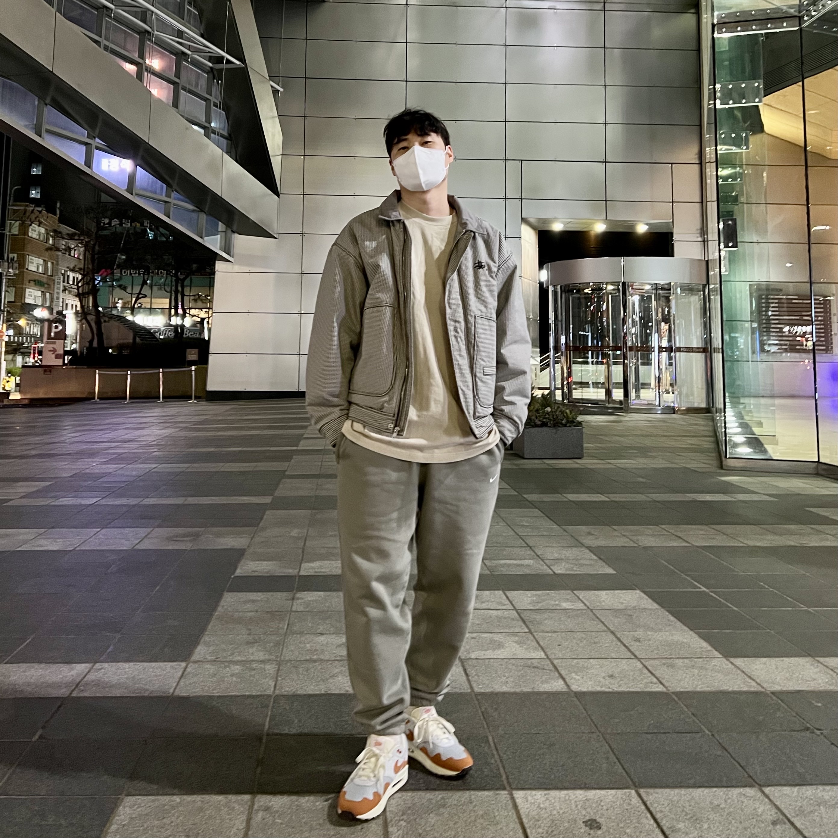 Nike x Patta Air Max 1 Monarch, Nike NRG Solo Swoosh Fleece Pants Light Army - US/EU 착용 스타일 - 1