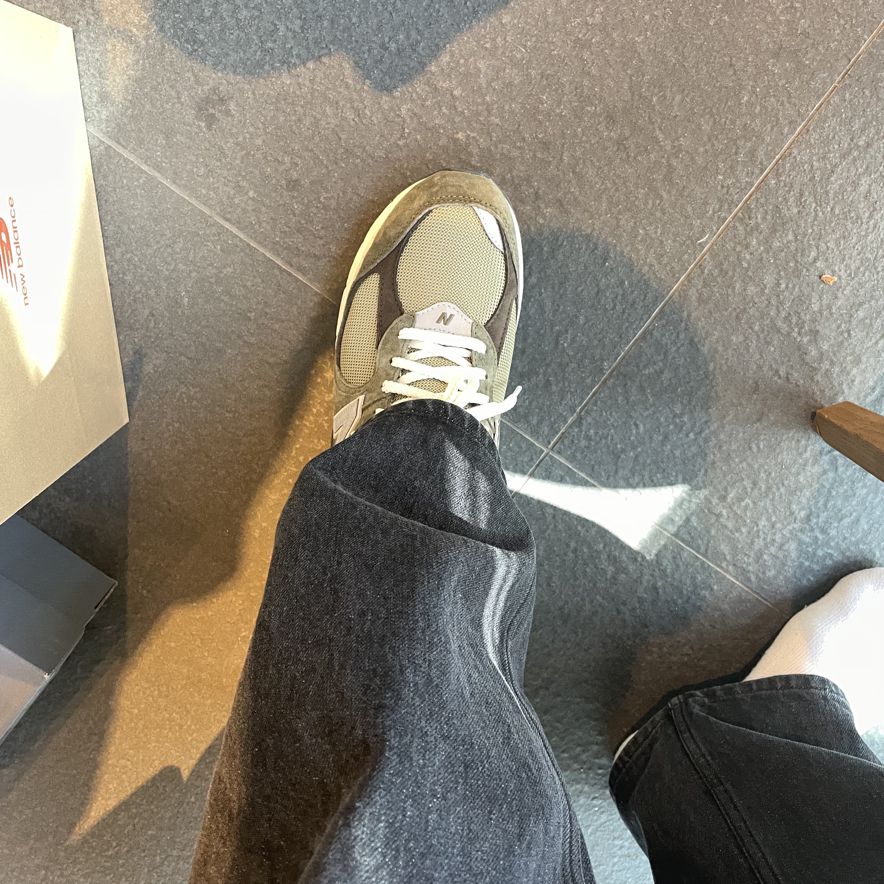 New Balance 2002R Special Vintage Khaki 착용 스타일 - 1
