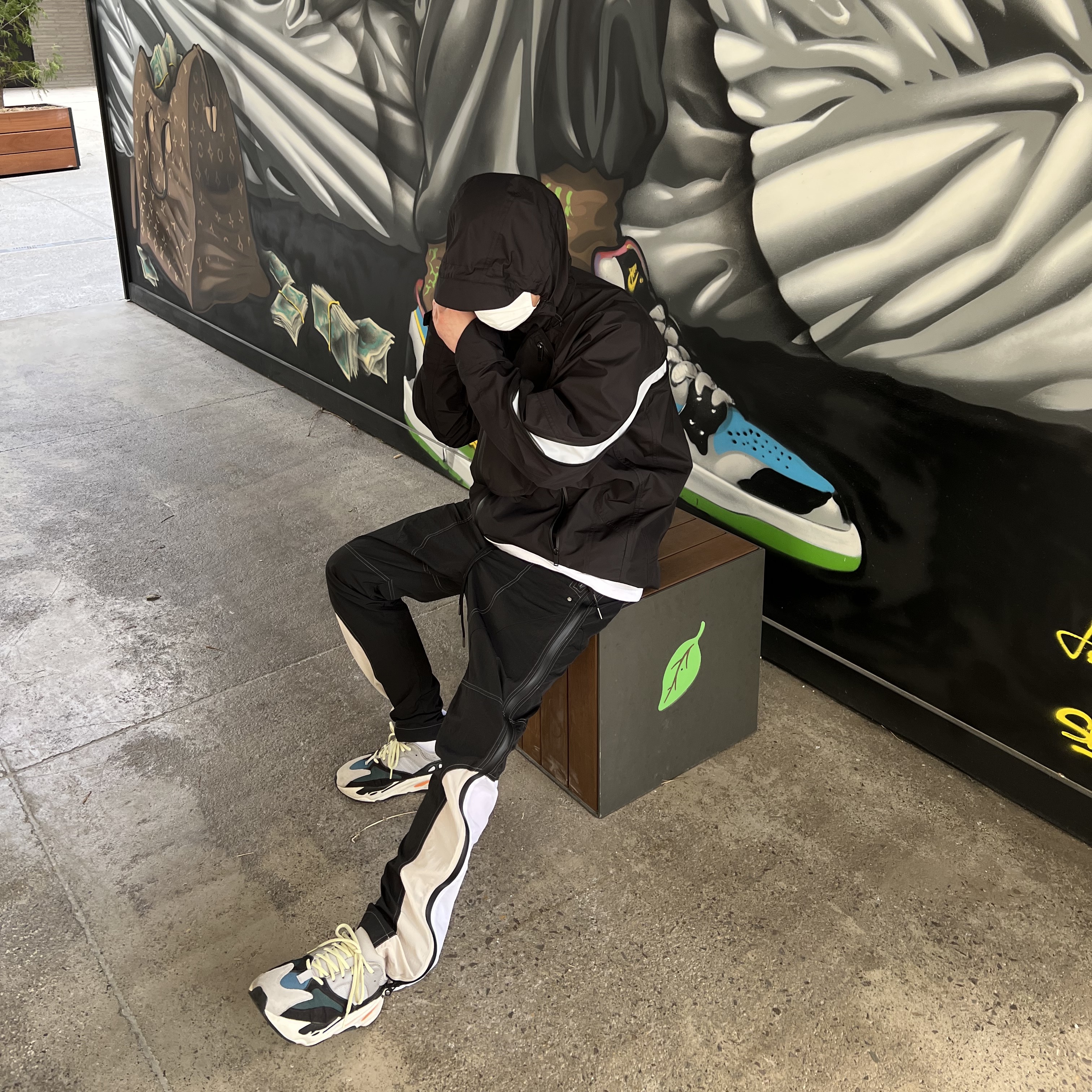 Adidas Yeezy Boost 700 Wave Runner Solid Grey 2017/2019 착용 스타일