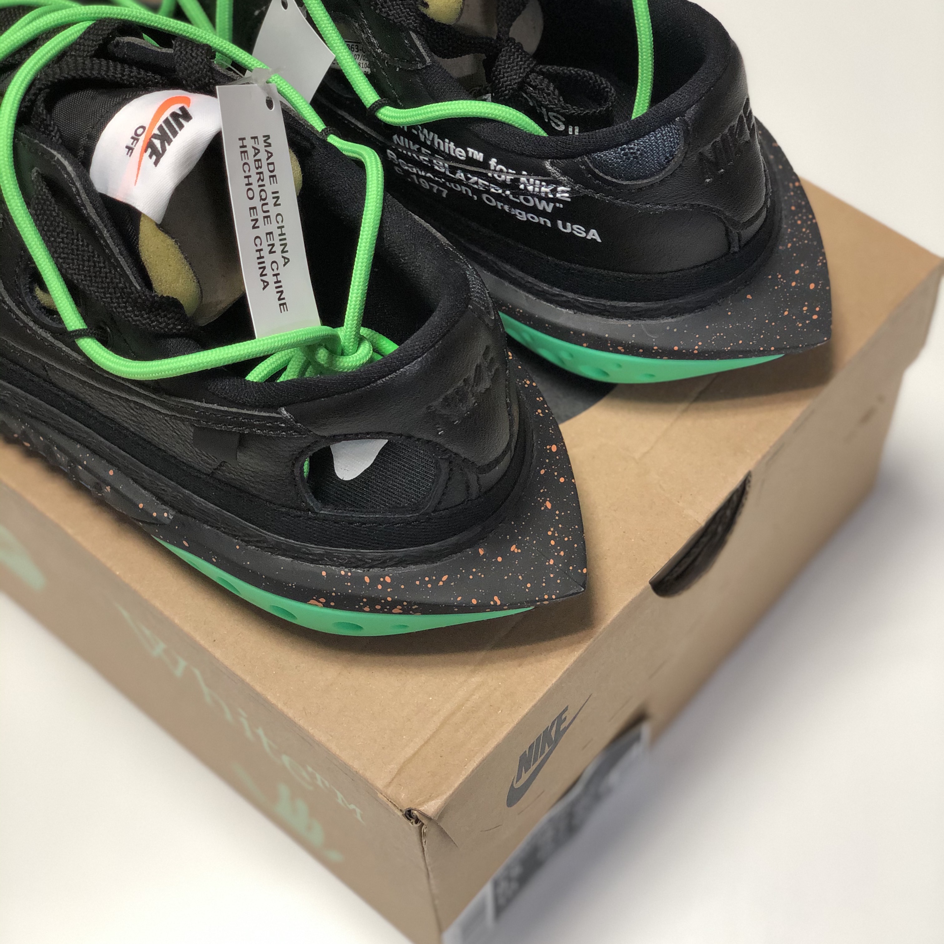 Nike x Off-White Blazer Low '77 Black and Electro Green 착용 스타일 - 3