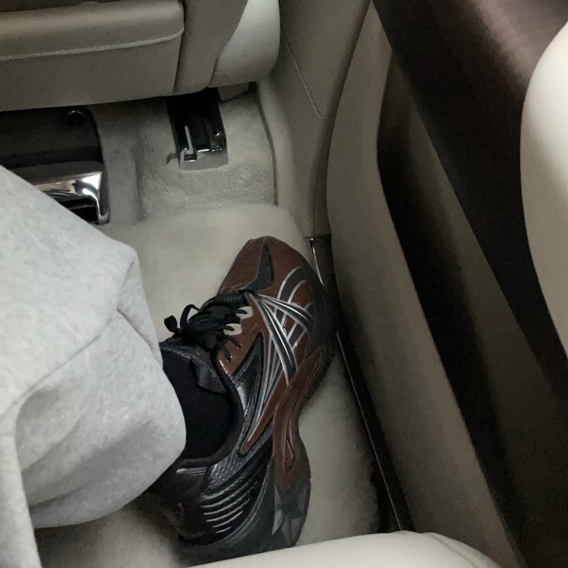 Asics HN2-S Protoblast Chocolate Brown, Arc'teryx Koda Jacket Moonshadow 착용 스타일 - 3