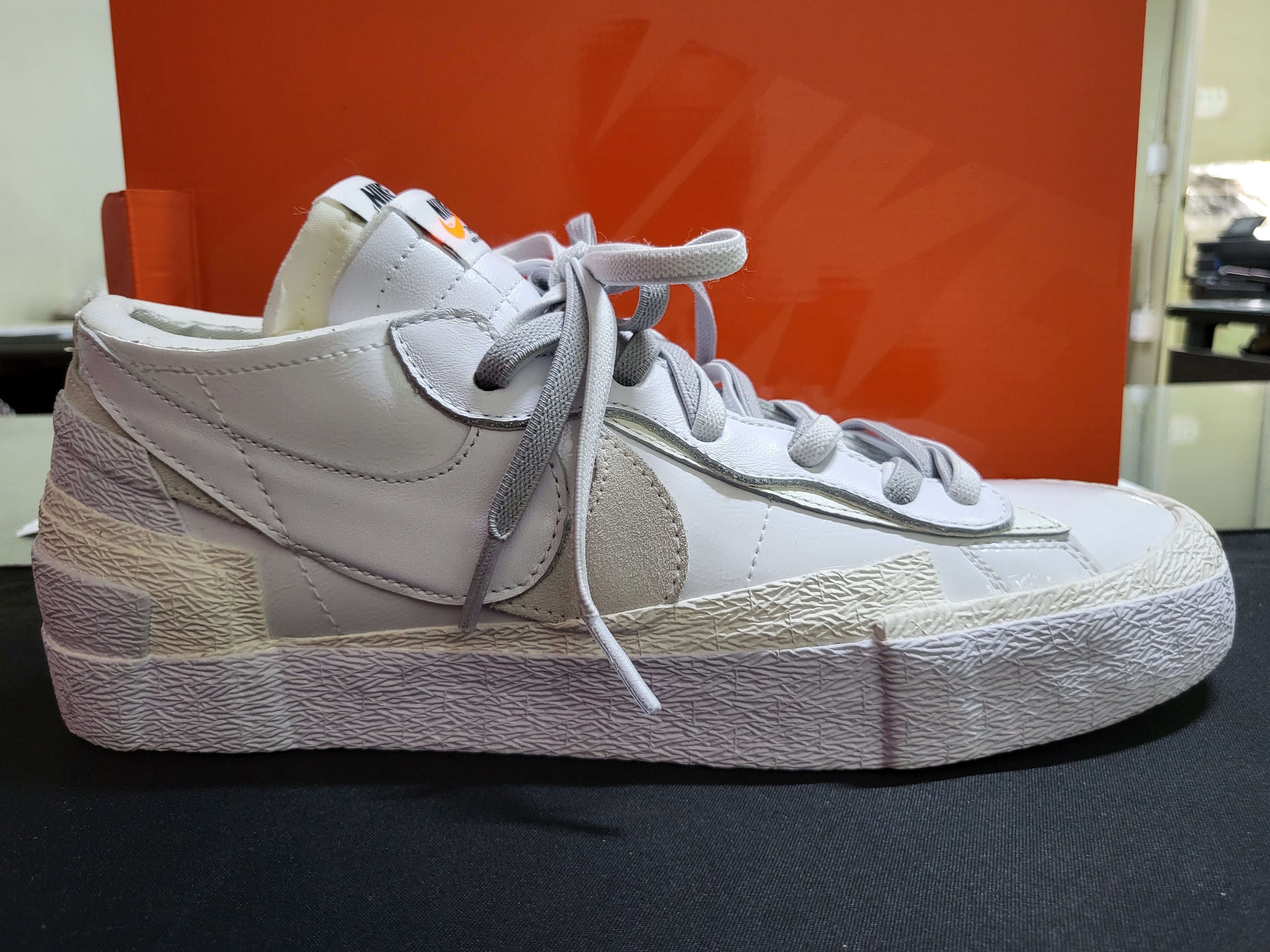Nike x Sacai Blazer Low White Patent Leather 착용 스타일 - 2