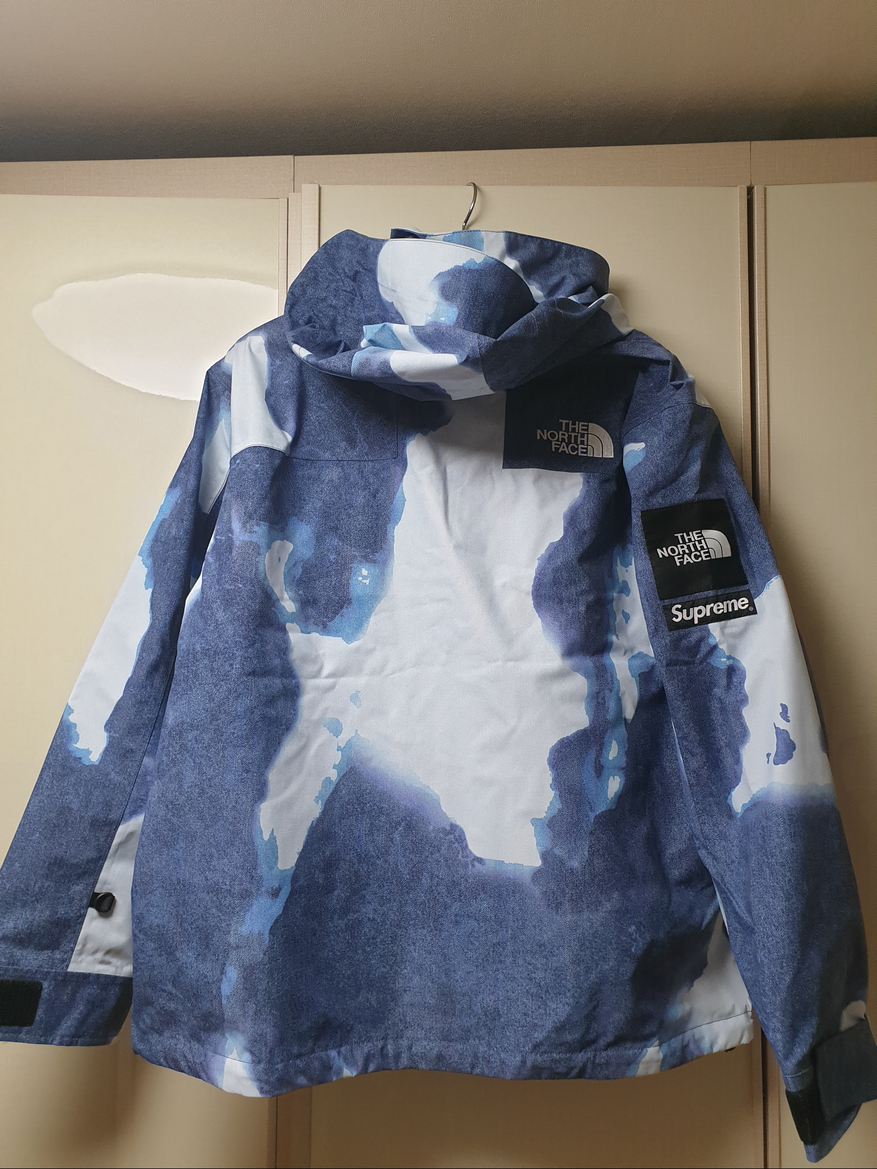 Supreme x The North Face Bleached Denim Print Mountain Jacket Indigo - 21FW 착용 스타일 - 3
