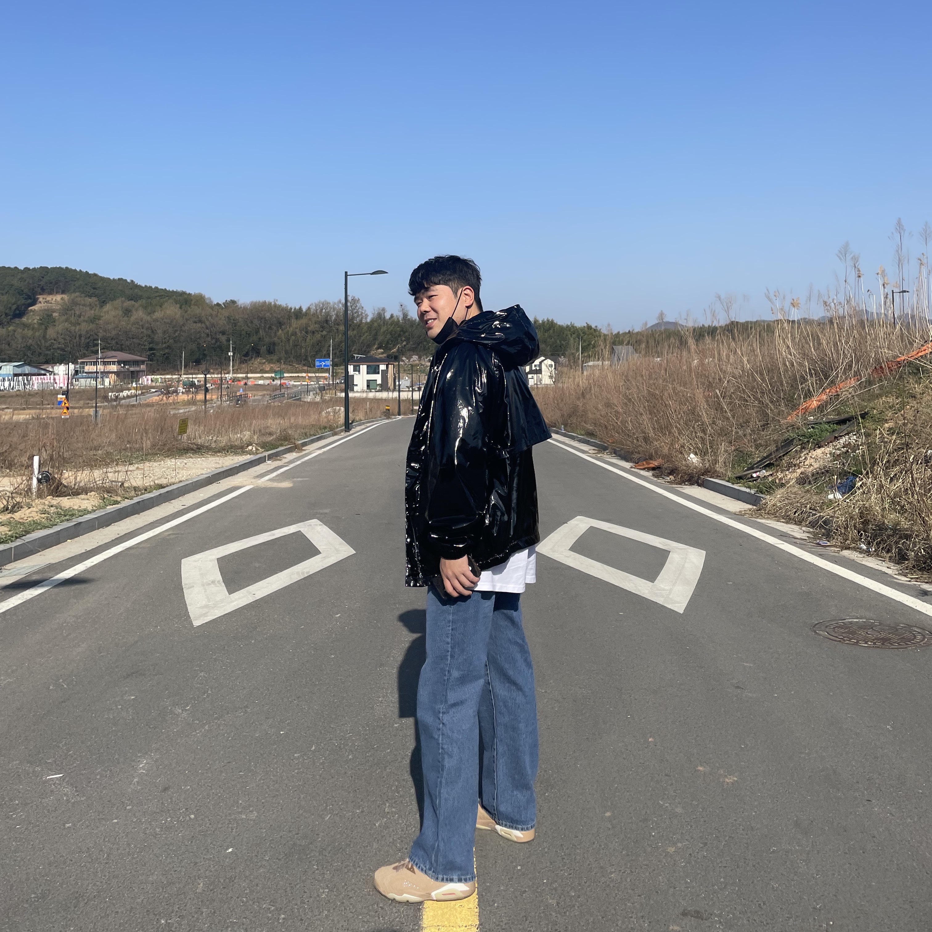 Jordan 6 x Travis Scott Retro SP British Khaki, Stussy World Tour T-Shirt White 착용 스타일