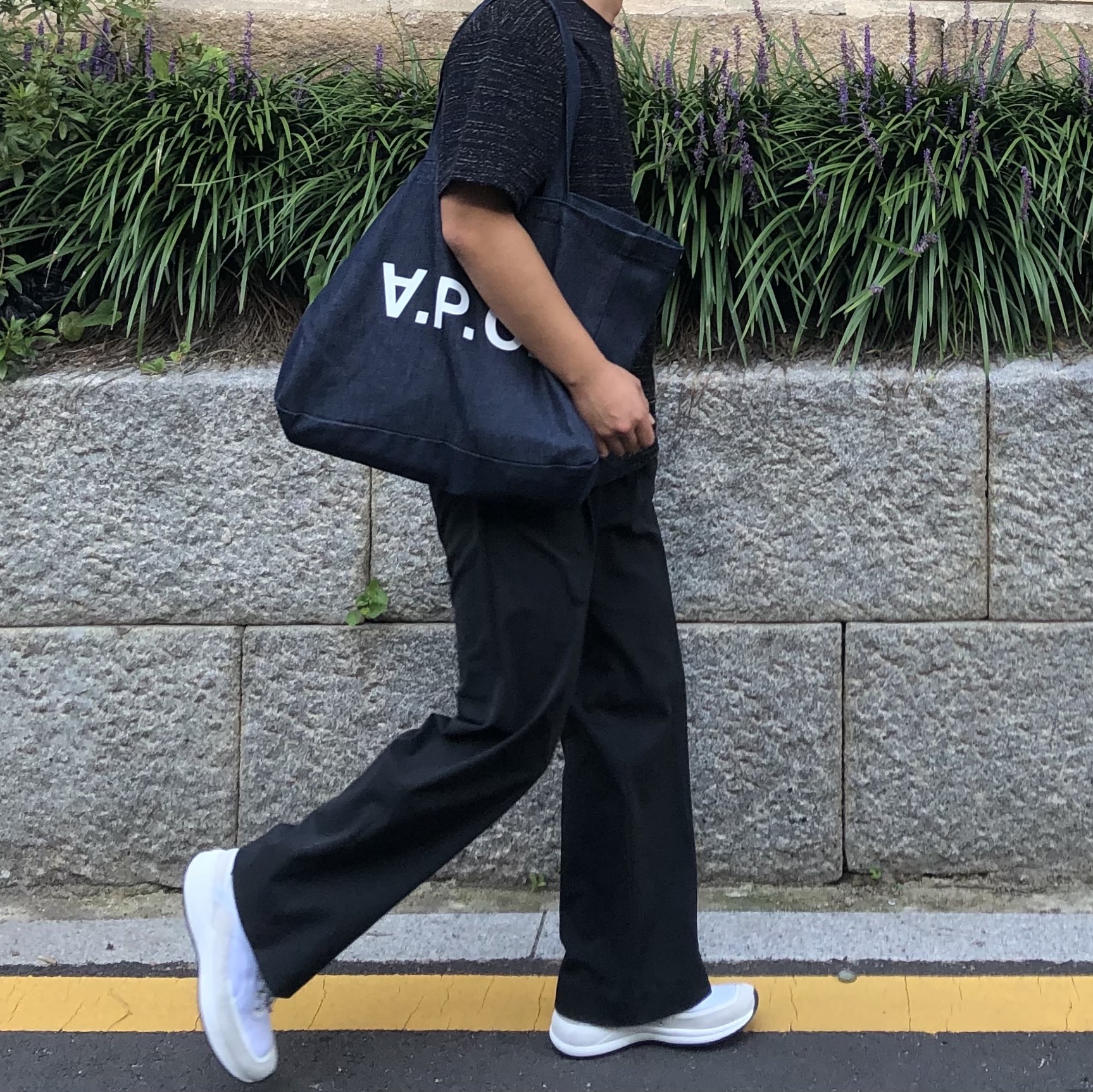 A.P.C. Daniela Shopping Bag Indigo 착용 스타일