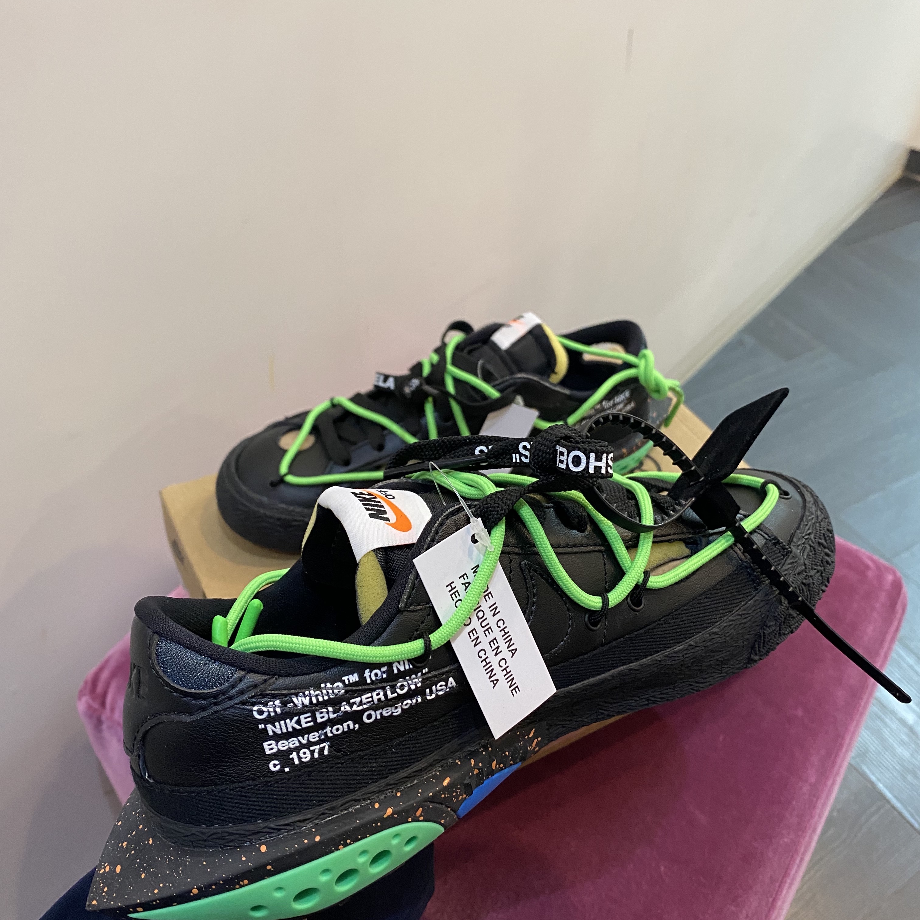 Nike x Off-White Blazer Low '77 Black and Electro Green 착용 스타일 - 1
