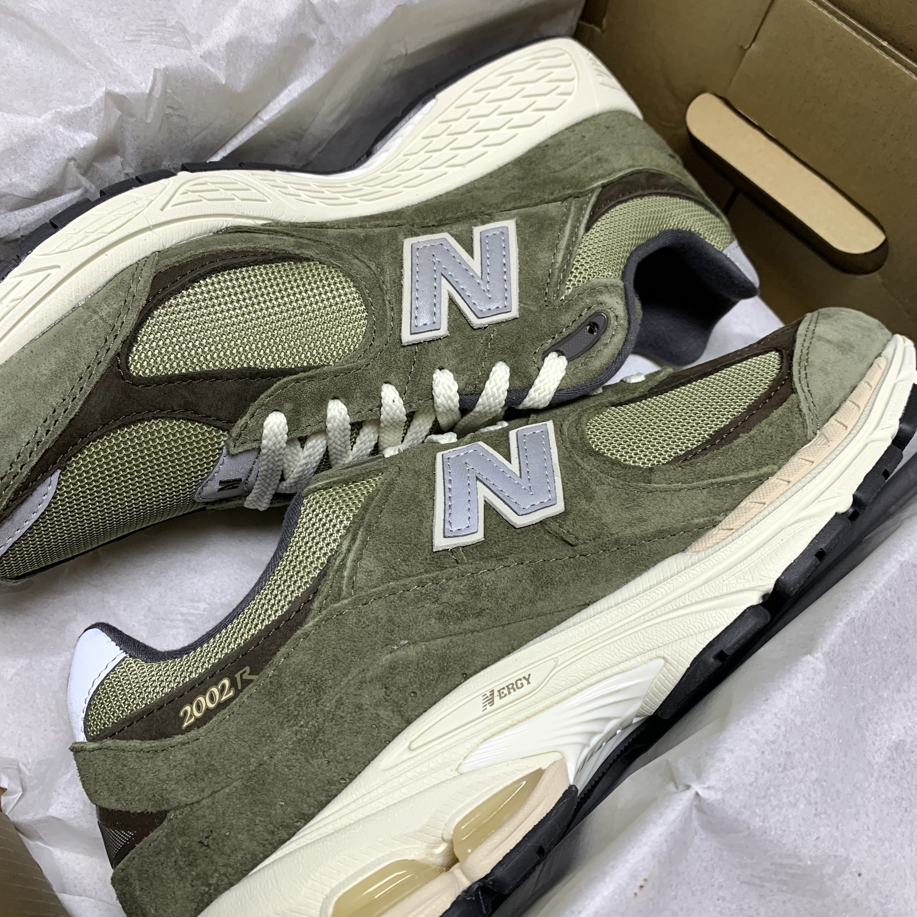 New Balance 2002R Special Vintage Khaki 착용 스타일