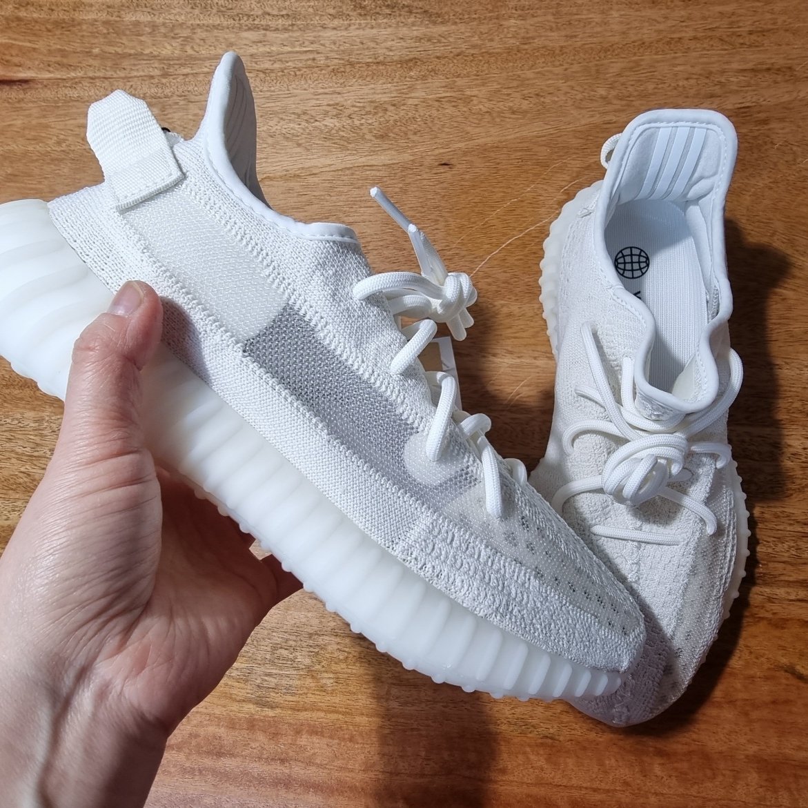 Adidas Yeezy Boost 350 V2 Bone 착용 스타일
