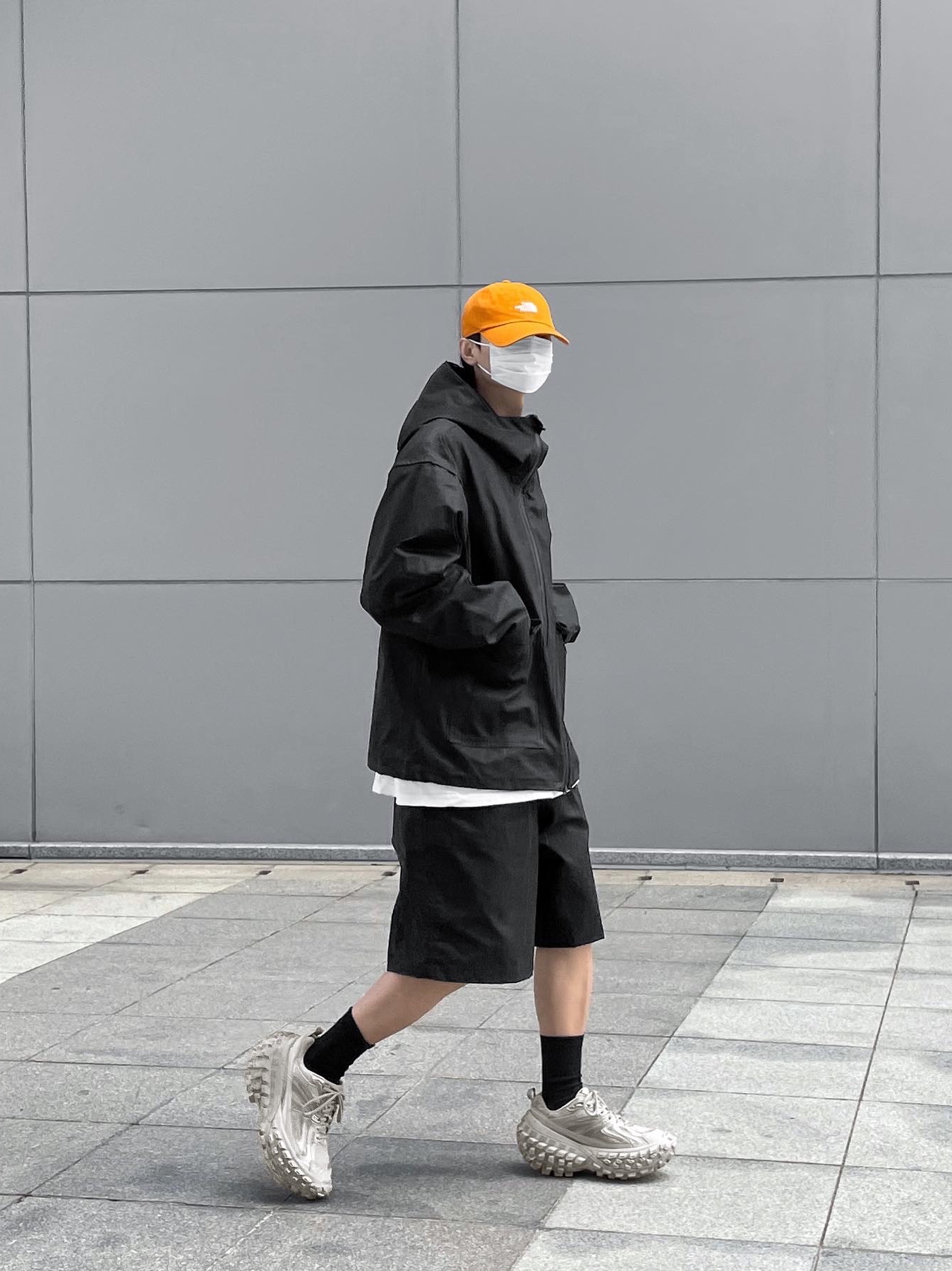 Balenciaga Defender Sneakers Beige 착용 스타일 - 1