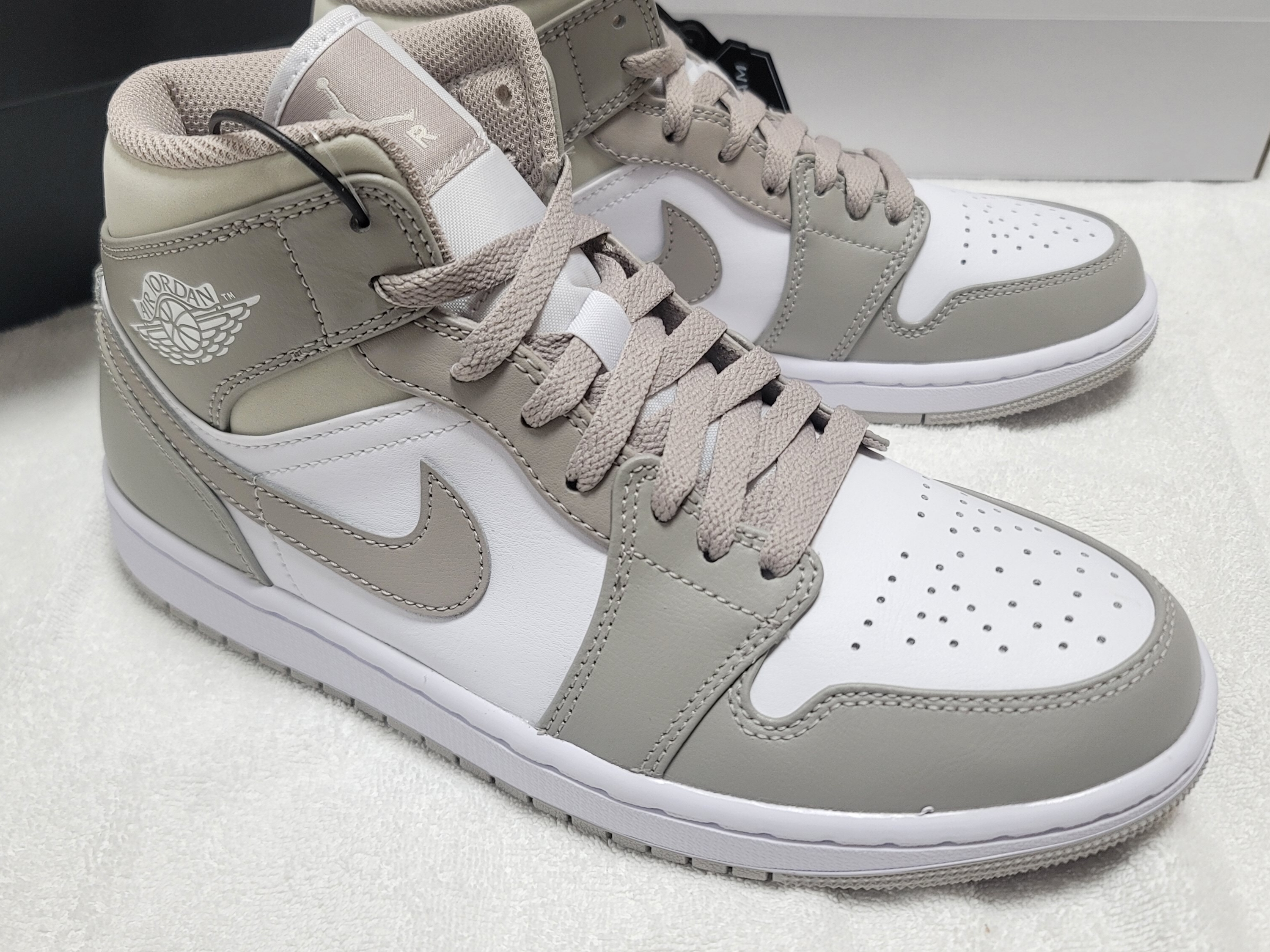 Jordan 1 Mid College Grey 착용 스타일 - 2