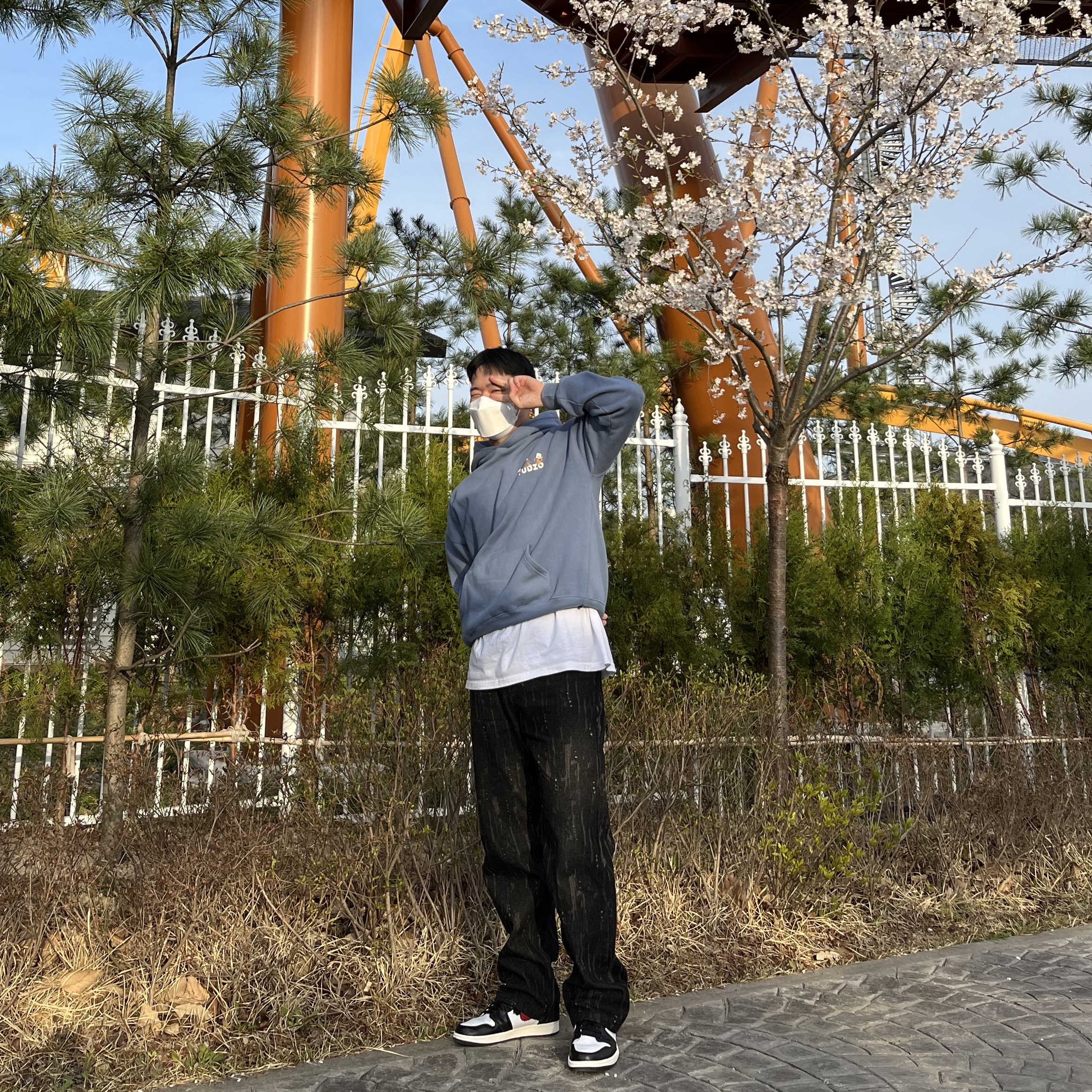 IAB Studio x Tastehouse Hoodie & Keyring Ash Blue, Jordan 1 Retro High OG Gym Red 착용 스타일
