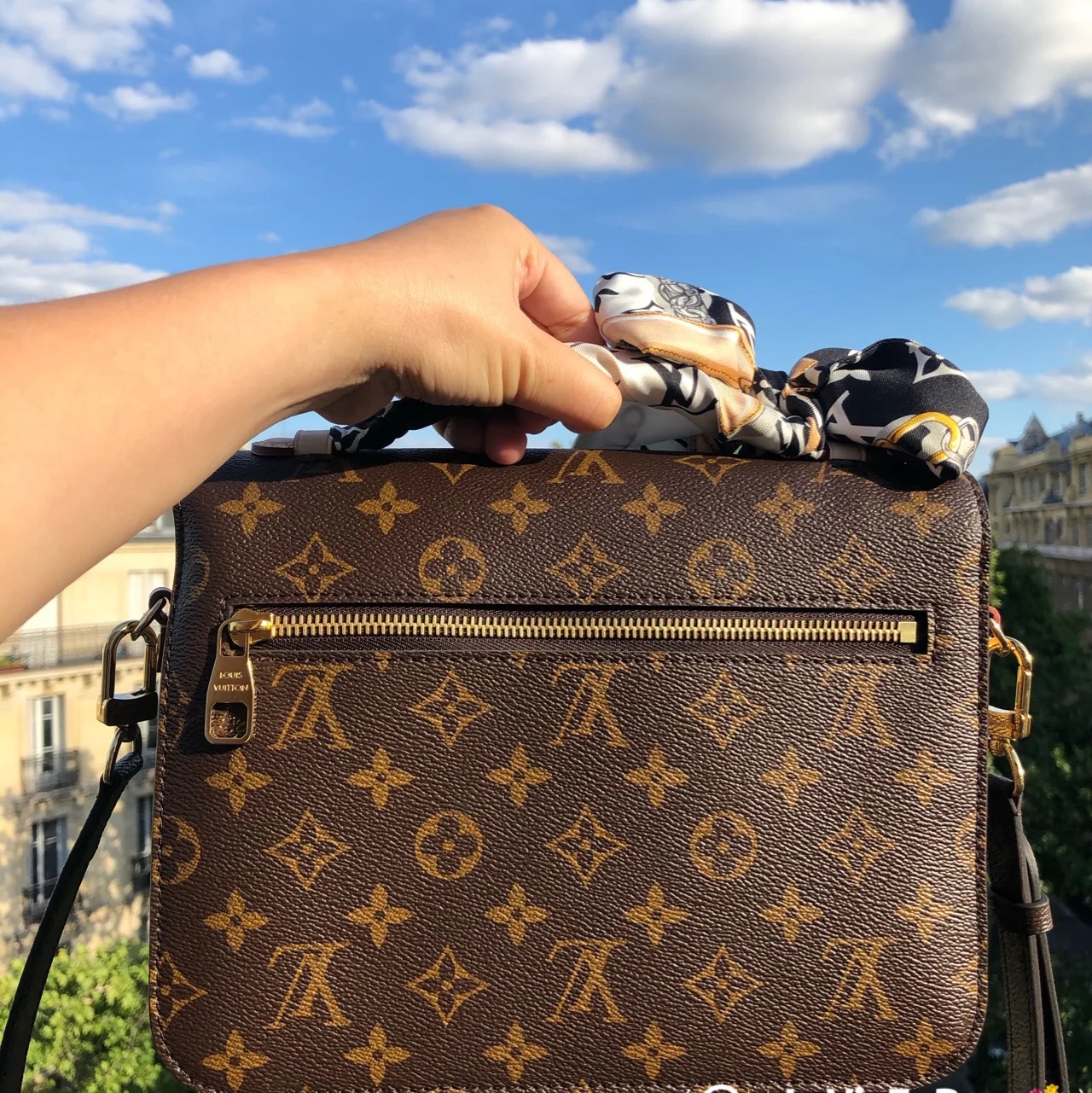 Louis Vuitton Pochette Metis Monogram 착용 스타일 - 2