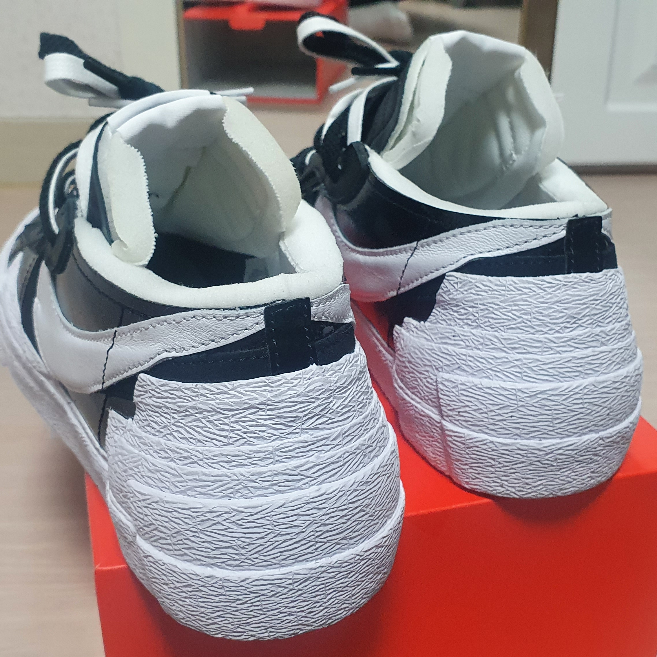 Nike x Sacai Blazer Low Black Patent Leather 착용 스타일 - 3