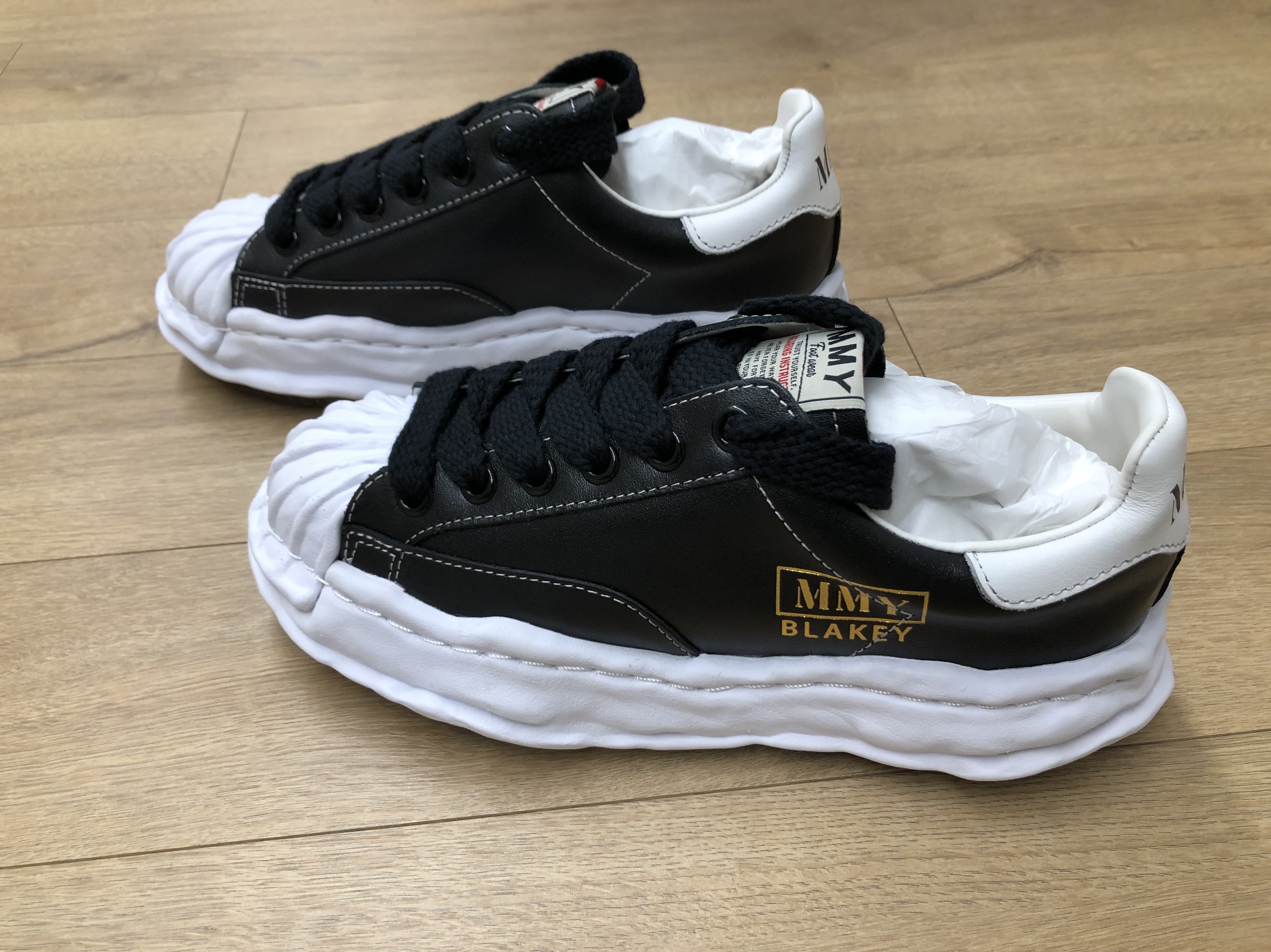 Maison Mihara Yasuhiro Blakey OG Sole Leather Low-top Sneakers Black 착용 스타일 - 3