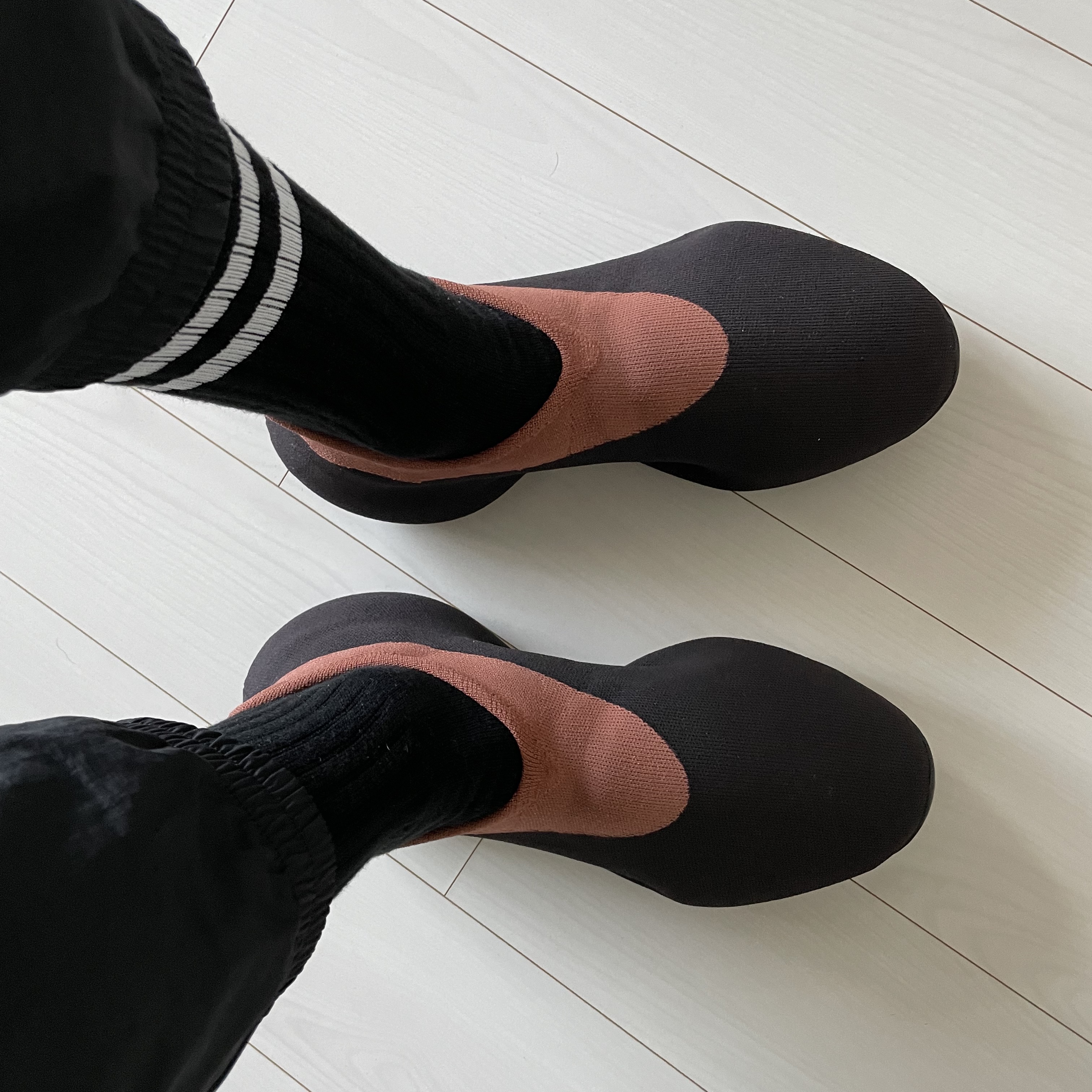 Adidas Yeezy Knit RNR Stone Carbon 착용 스타일 - 1