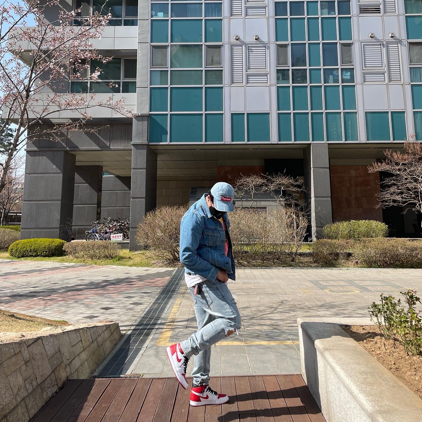 Jordan 1 Retro High OG Heritage, Supreme Logo Stripe Jacquard Denim Camp Cap Blue - 20FW 착용 스타일 - 1