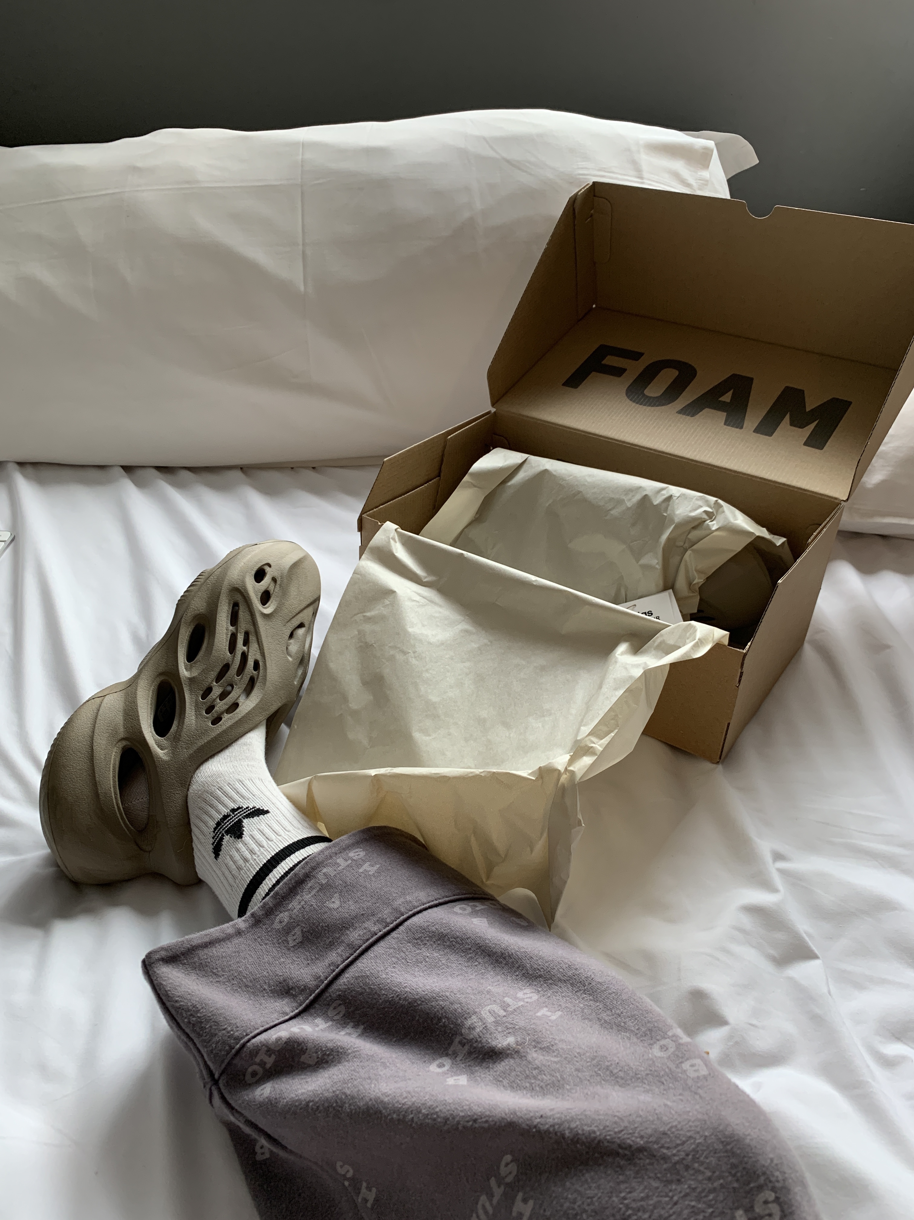 Adidas Yeezy Foam RNNR Stone Sage, IAB Studio At Home Pajama Set Charcoal 착용 스타일