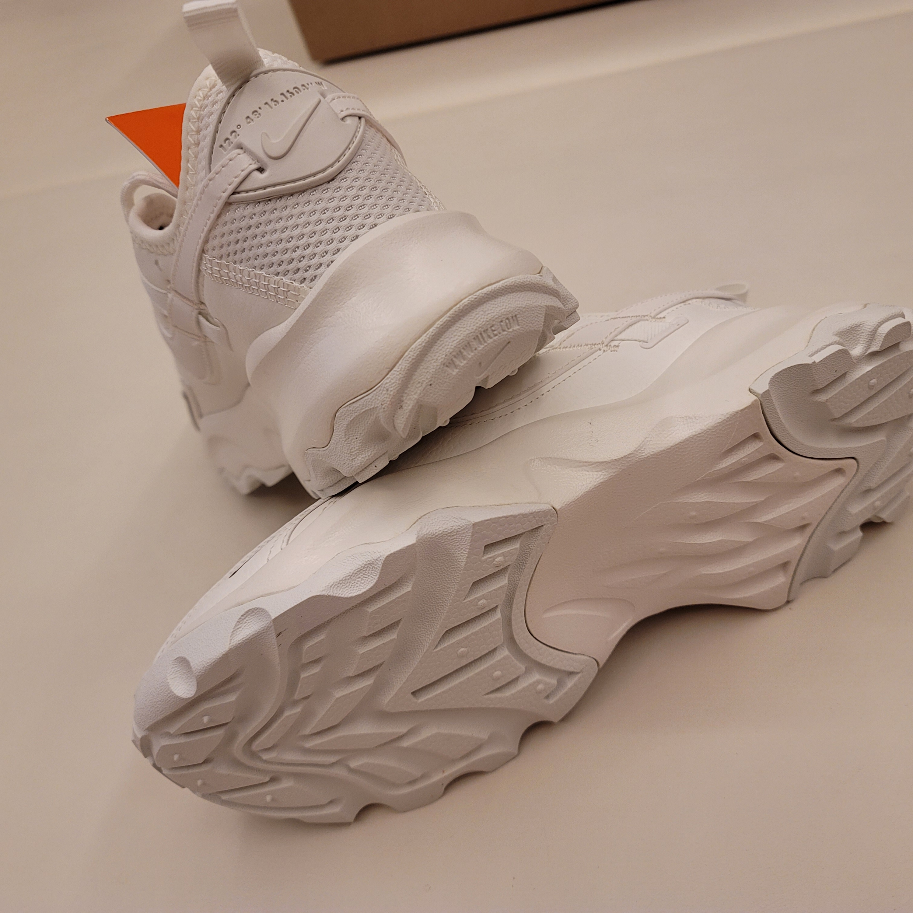 (W) Nike TC 7900 Summit White 착용 스타일 - 3