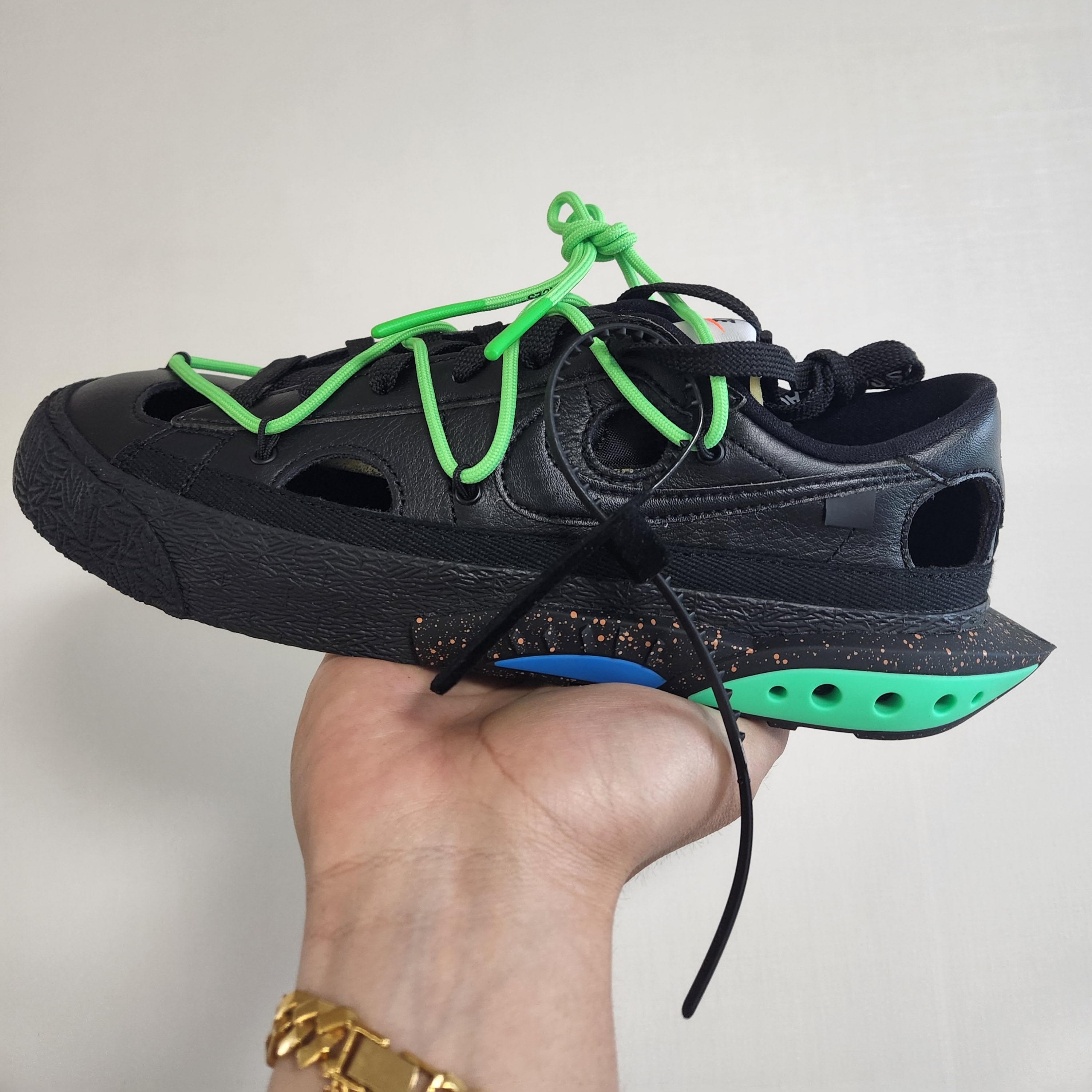Nike x Off-White Blazer Low '77 Black and Electro Green 착용 스타일