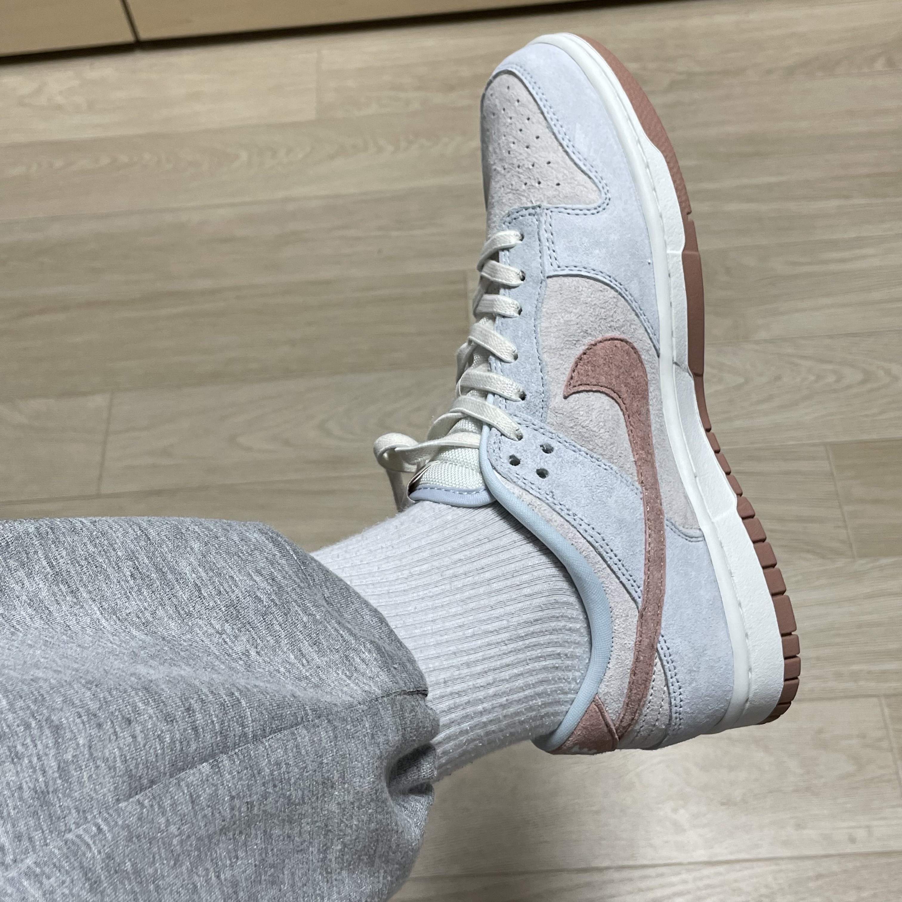 Nike Dunk Low Retro PRM Fossil Rose 착용 스타일