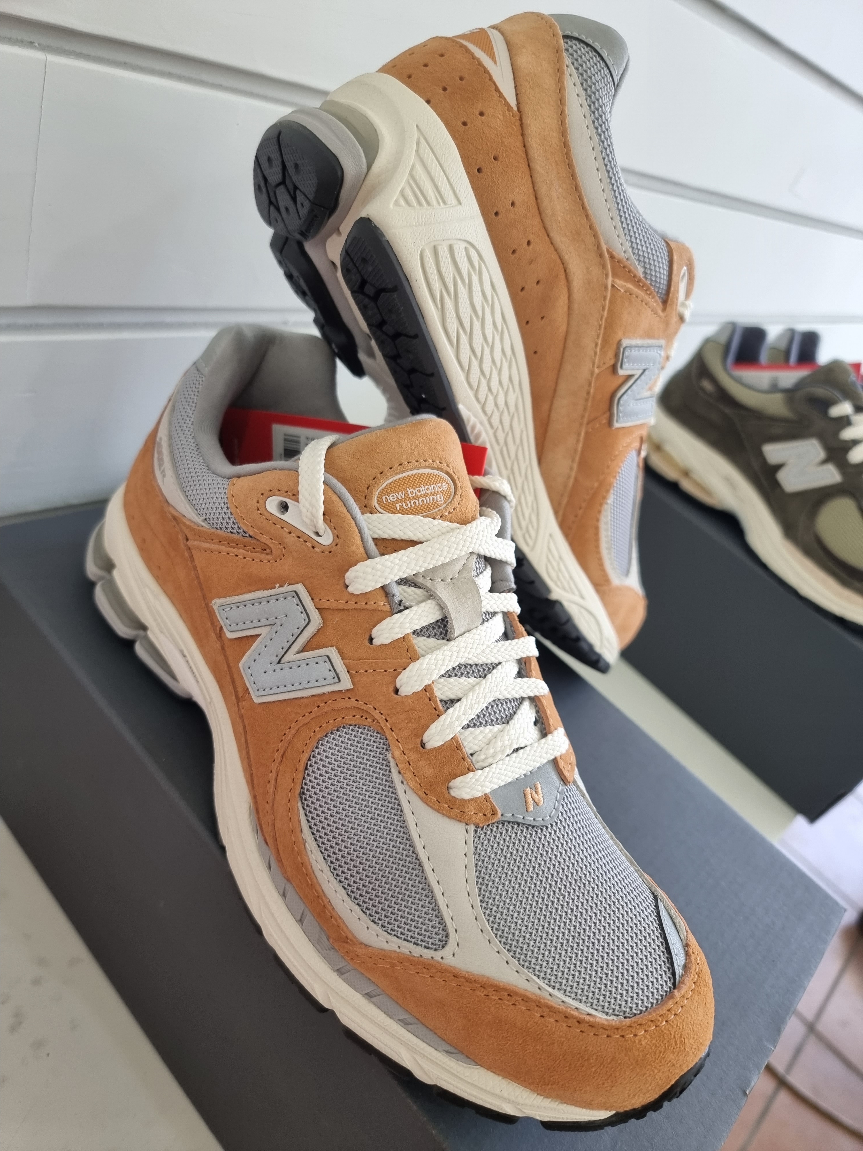 New Balance 2002R Special Vintage Beige, New Balance 2002R Special Vintage Khaki 착용 스타일 - 1