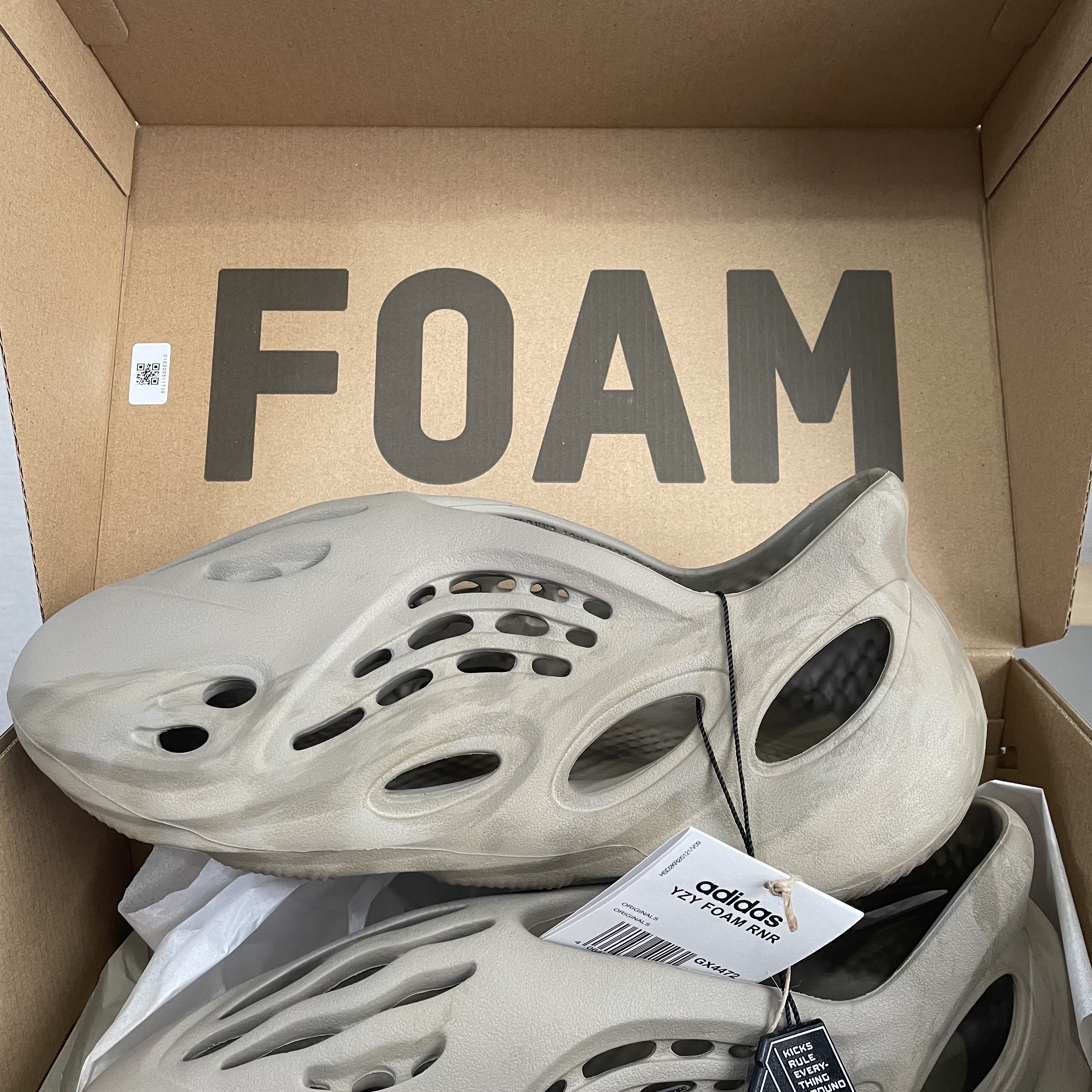 Adidas Yeezy Foam RNNR Stone Sage 착용 스타일 - 2