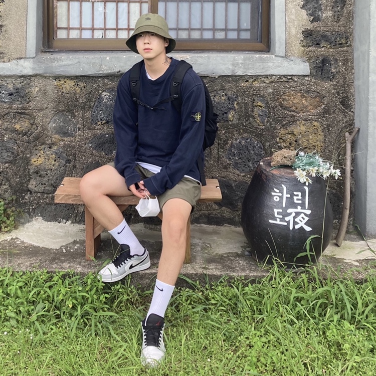 Jordan 1 Low Light Smoke Grey, Stone Island 64450 Long Sleeve Crewneck Sweatshirt Marine Blue - 20SS 착용 스타일
