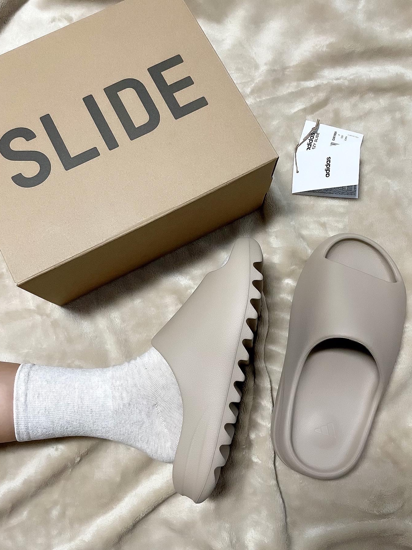 Adidas Yeezy Slide Pure - Re-Release Ver. 착용 스타일 - 4