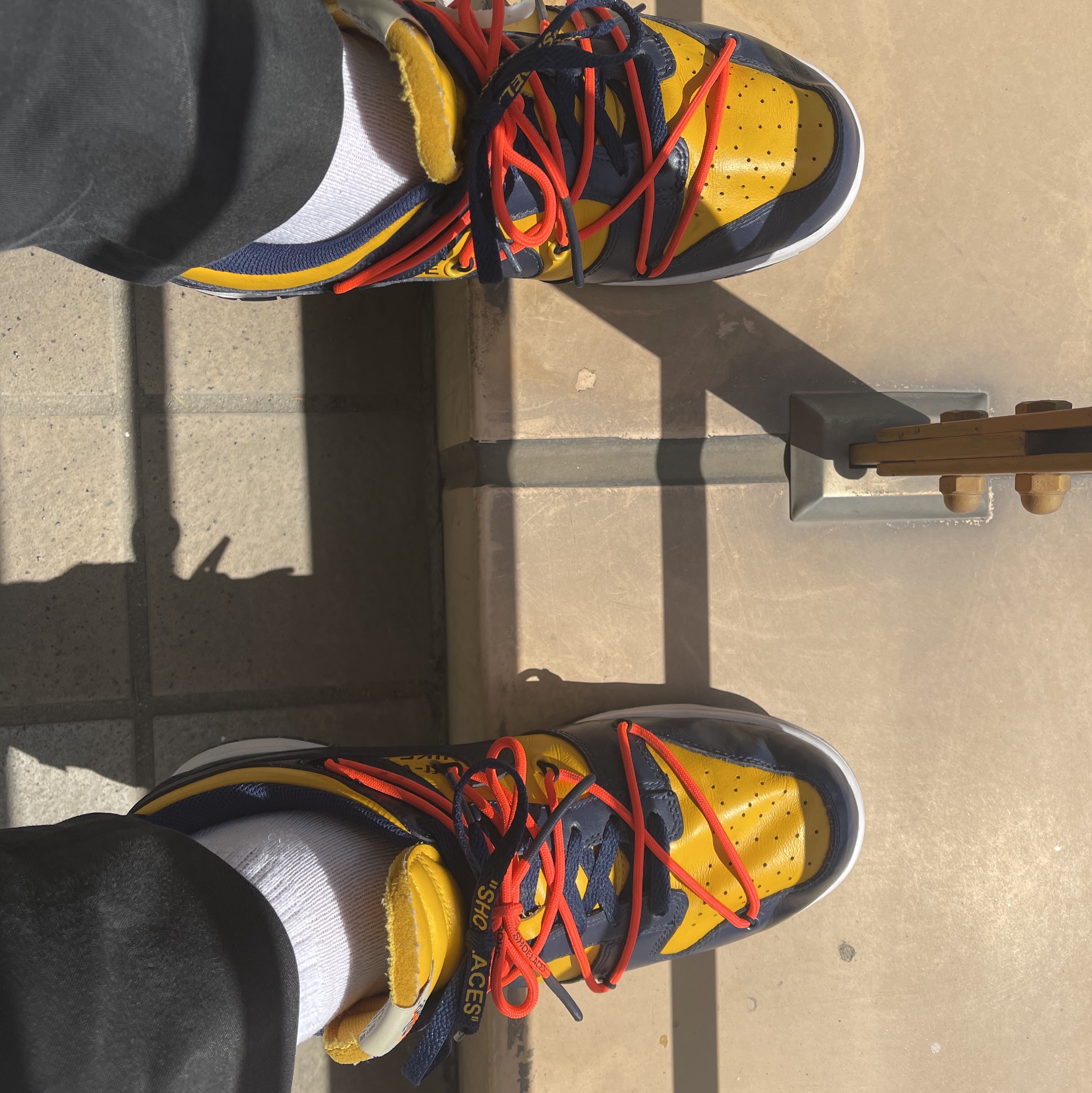 Nike x Off-White Dunk Low University Gold Midnight Navy 착용 스타일 - 3